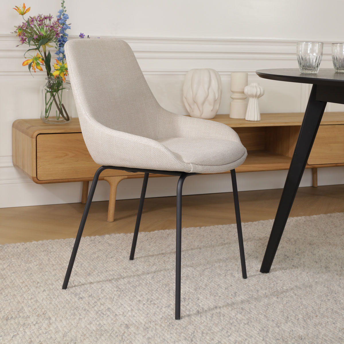 Eetkamerstoel Nora-Isa beige - zwart onderstel