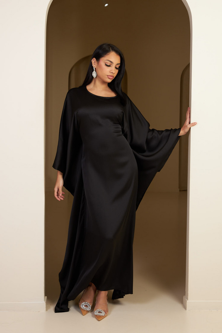 Robe noire en satin ajustée à la taille