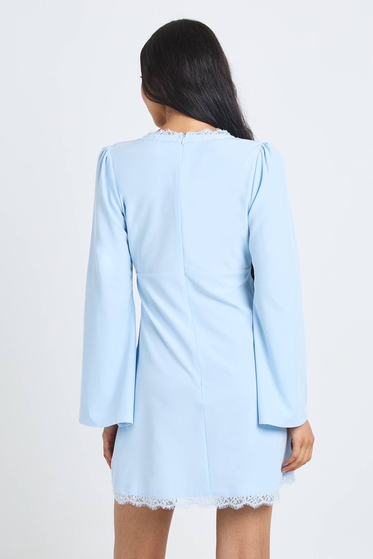 boohoo Robe Courte Évasée À Manches Longues Et Finitions En Dentelle