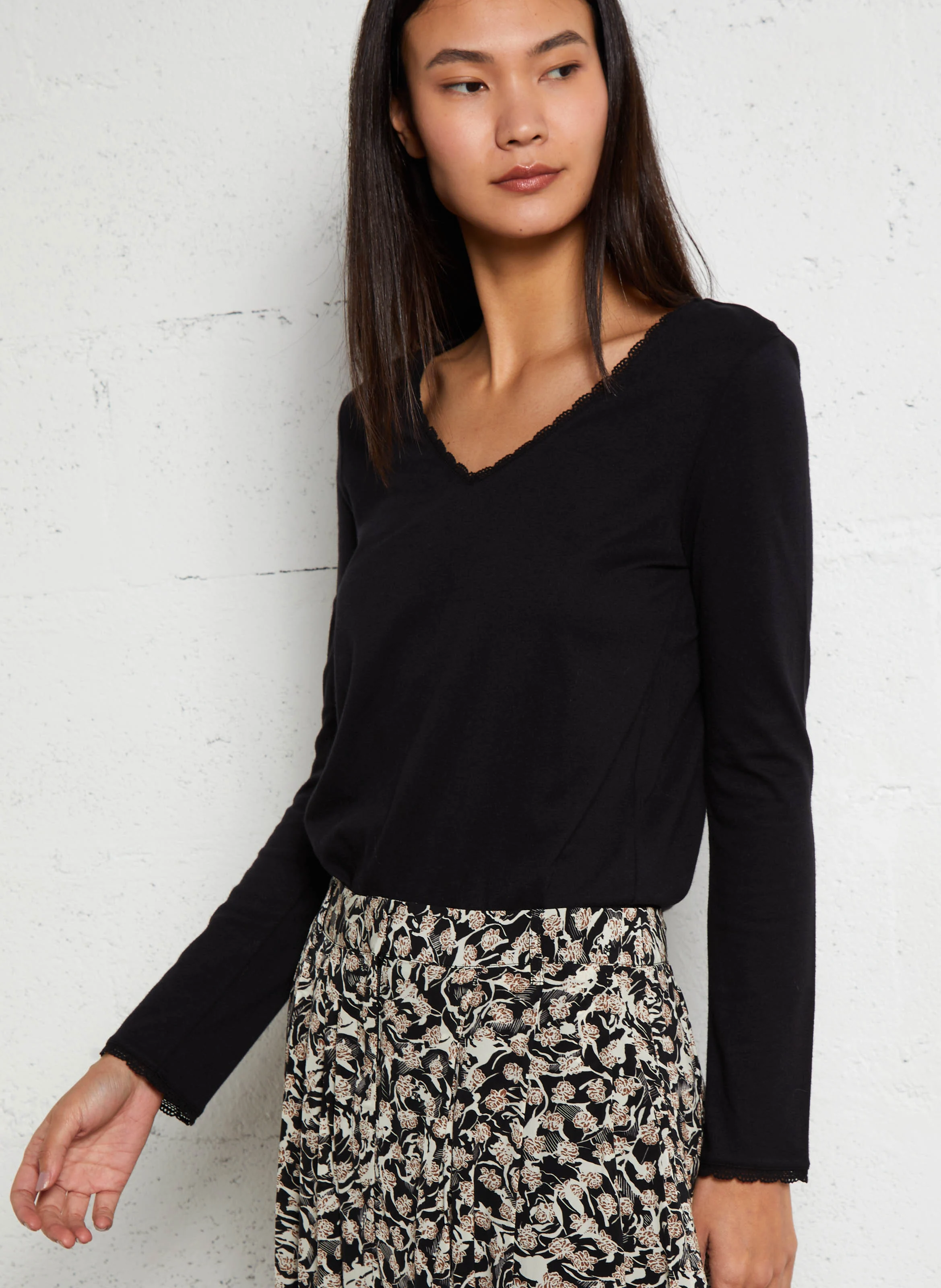 IZOLENE - Tee-shirt col V en coton mélangé | Noir