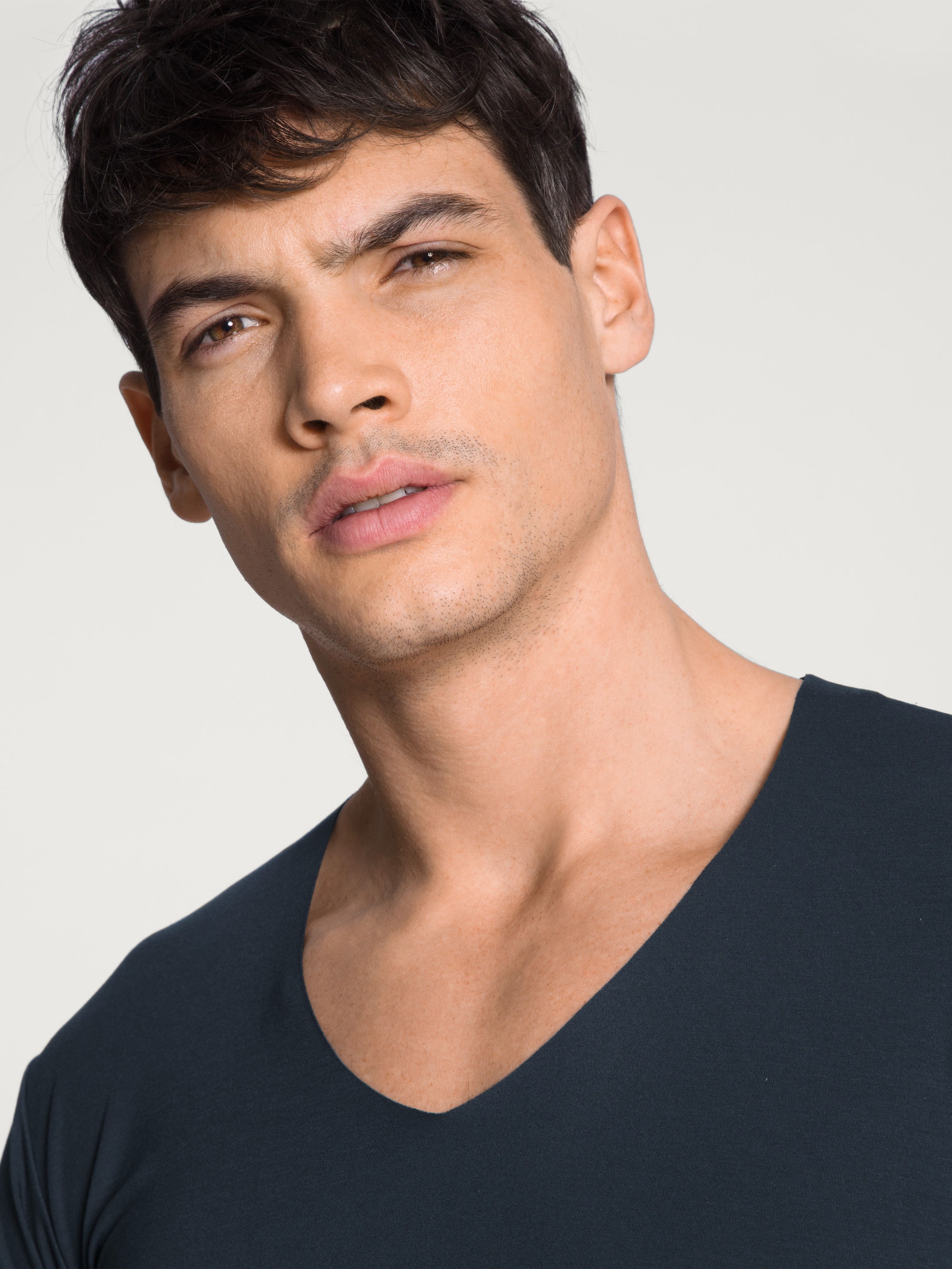 CALIDA V-Shirt »Clean Line«, V-Neck, elastisch, Interlock-Qualität, Kurzarm, schnelltrocknend