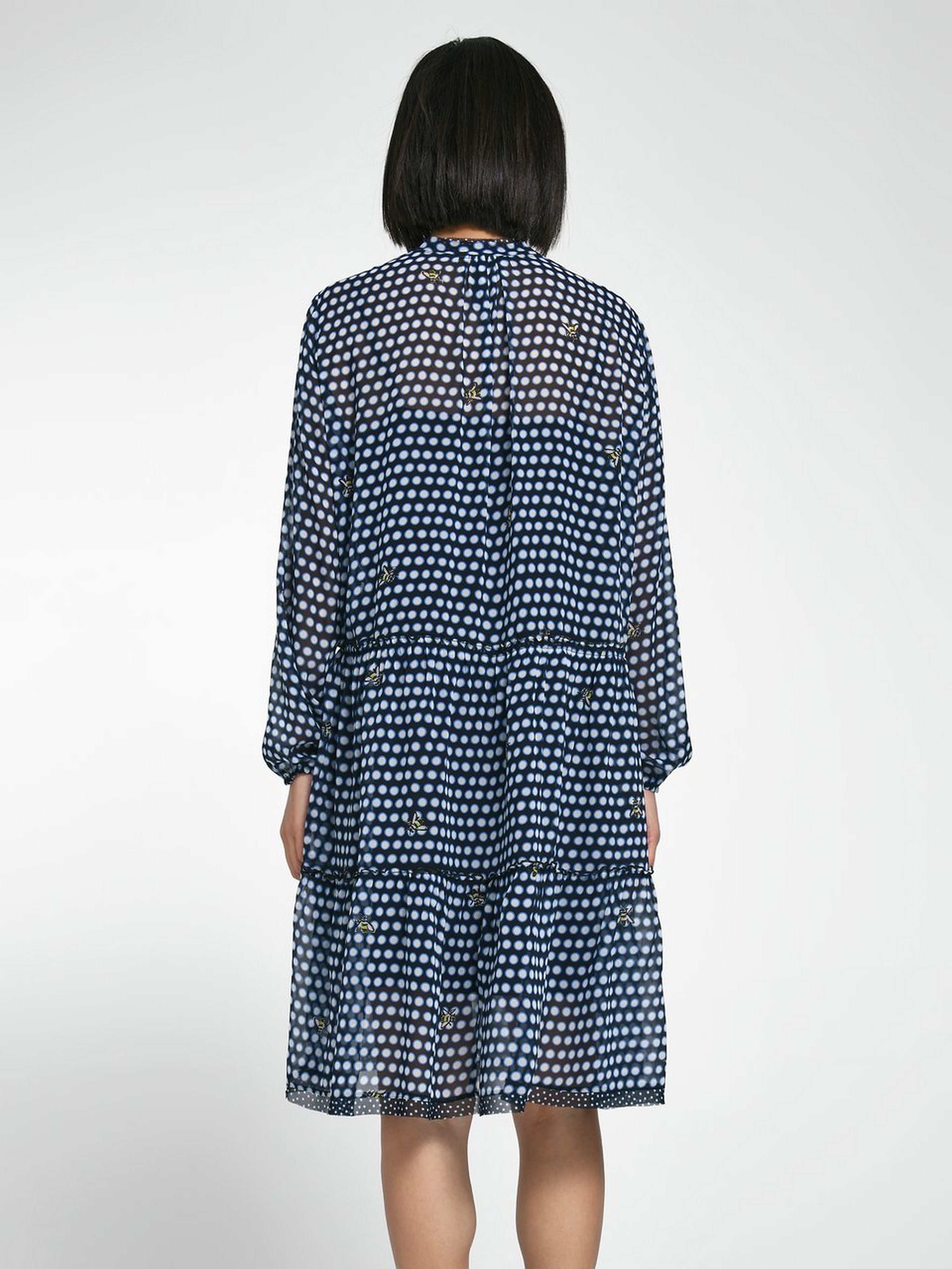 Kleid im Stufen­schnitt