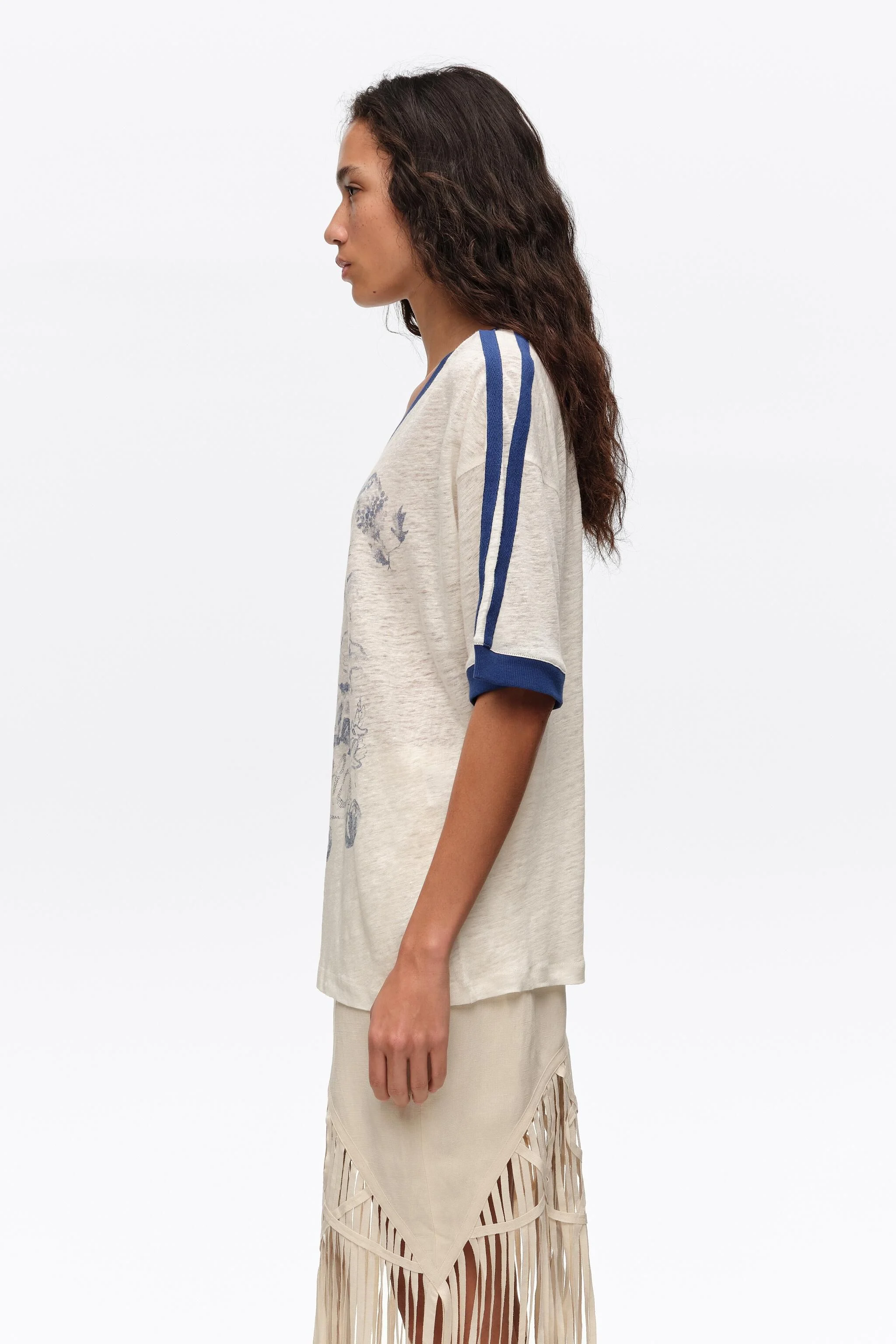 Camiseta de linho cor marfim desbotado com estampa de frutas