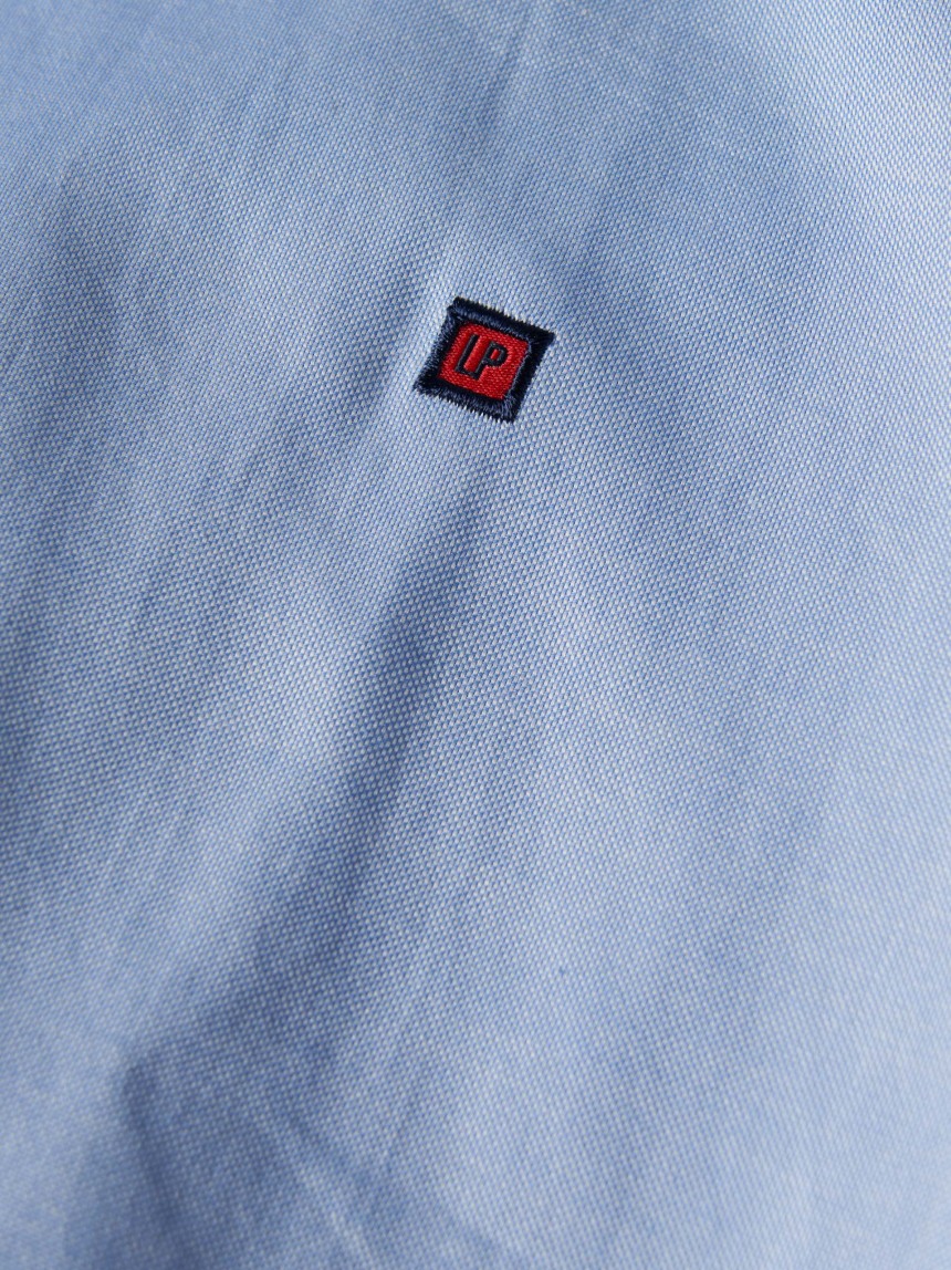 Camisa slim fit de algodão em cor lisa
