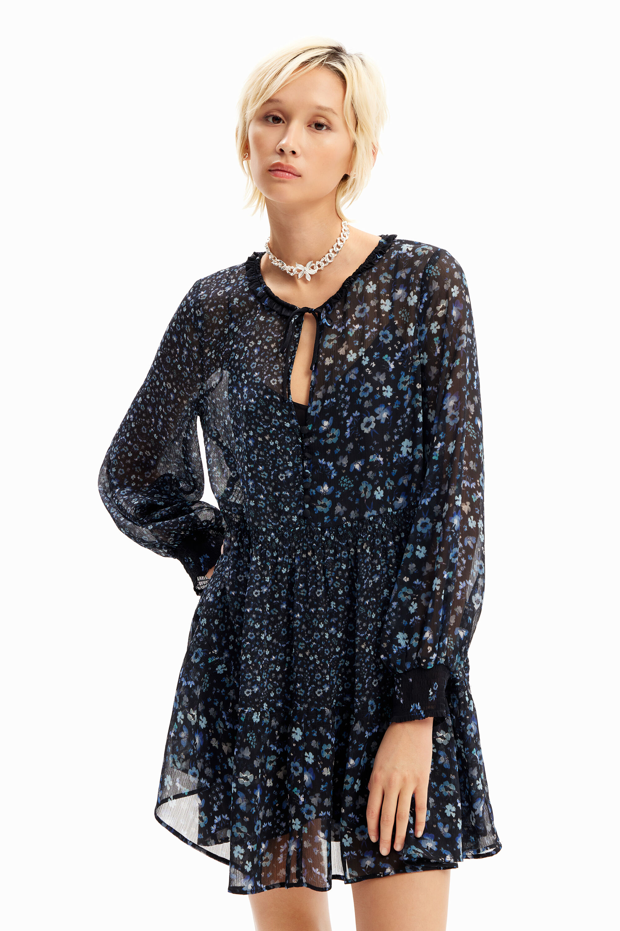 Vestido curto gasa flores
