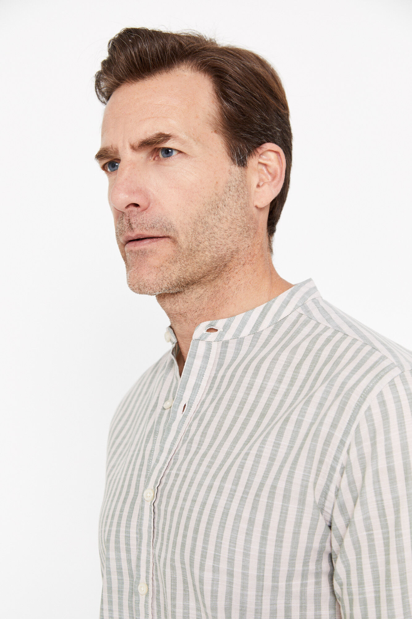 Camisa de malha texturizada listrada com gola mandarim - Cáqui