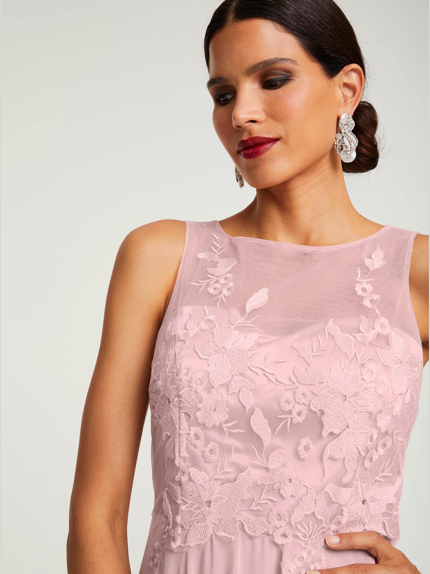 Robe de cocktail fermeture boutonnée dans le cou