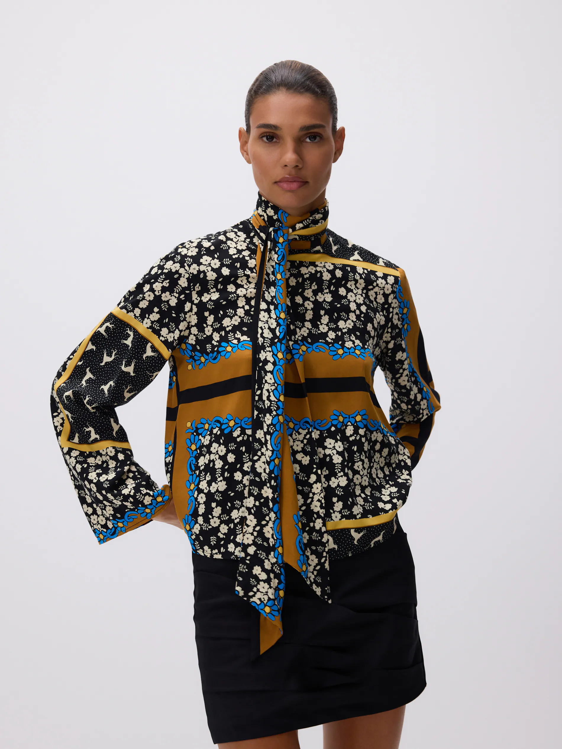Gemusterte Bluse mit Bindung