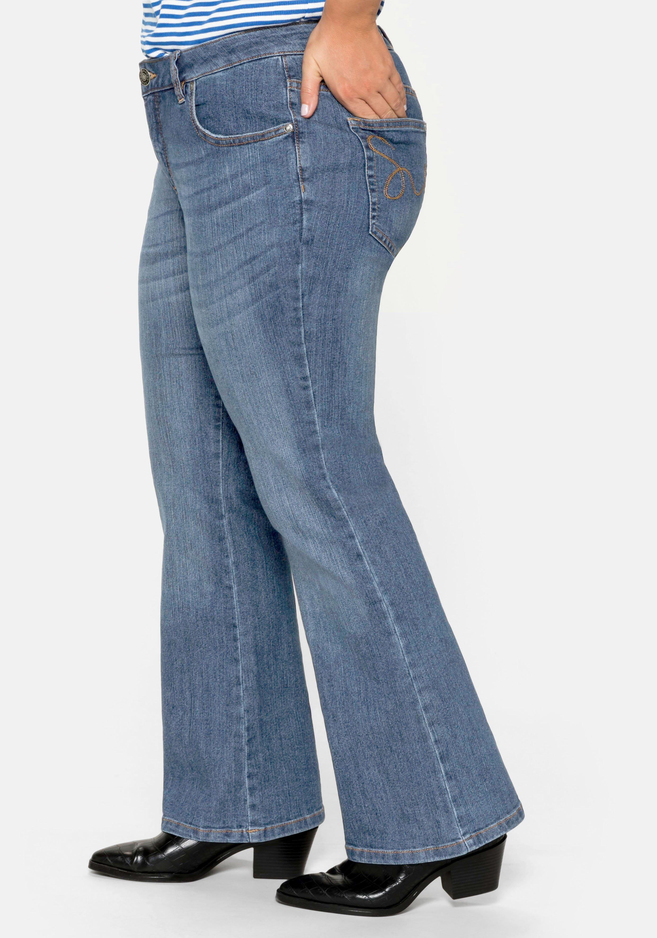 Bootcut-Jeans in 5-Pocket-Form, mit Used-Effekten