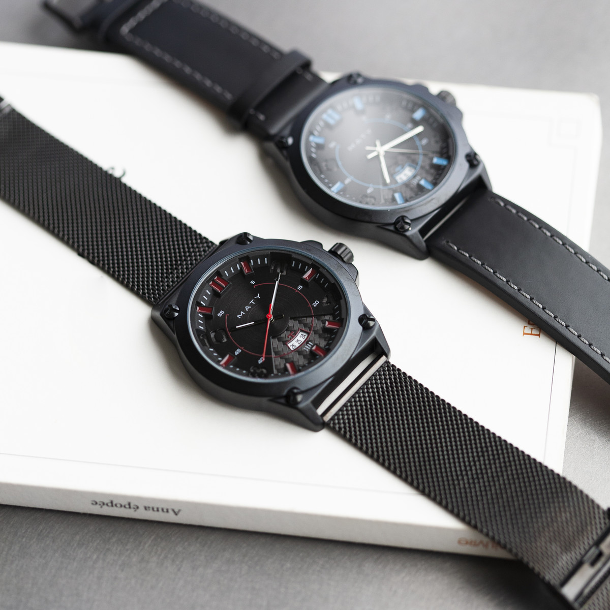 Montre revêtement noir milanais