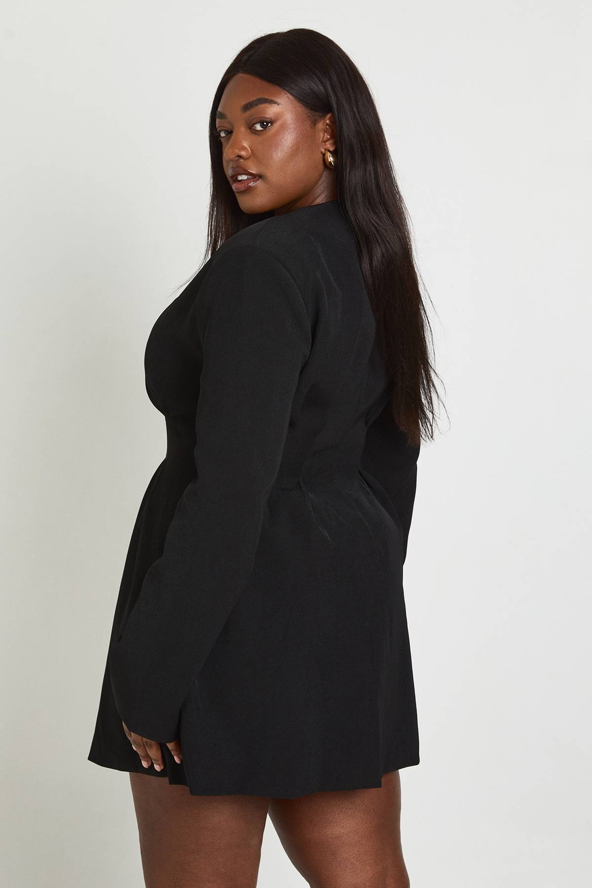 boohoo Robe Mini Cintrée À Manches Longues Sans Col