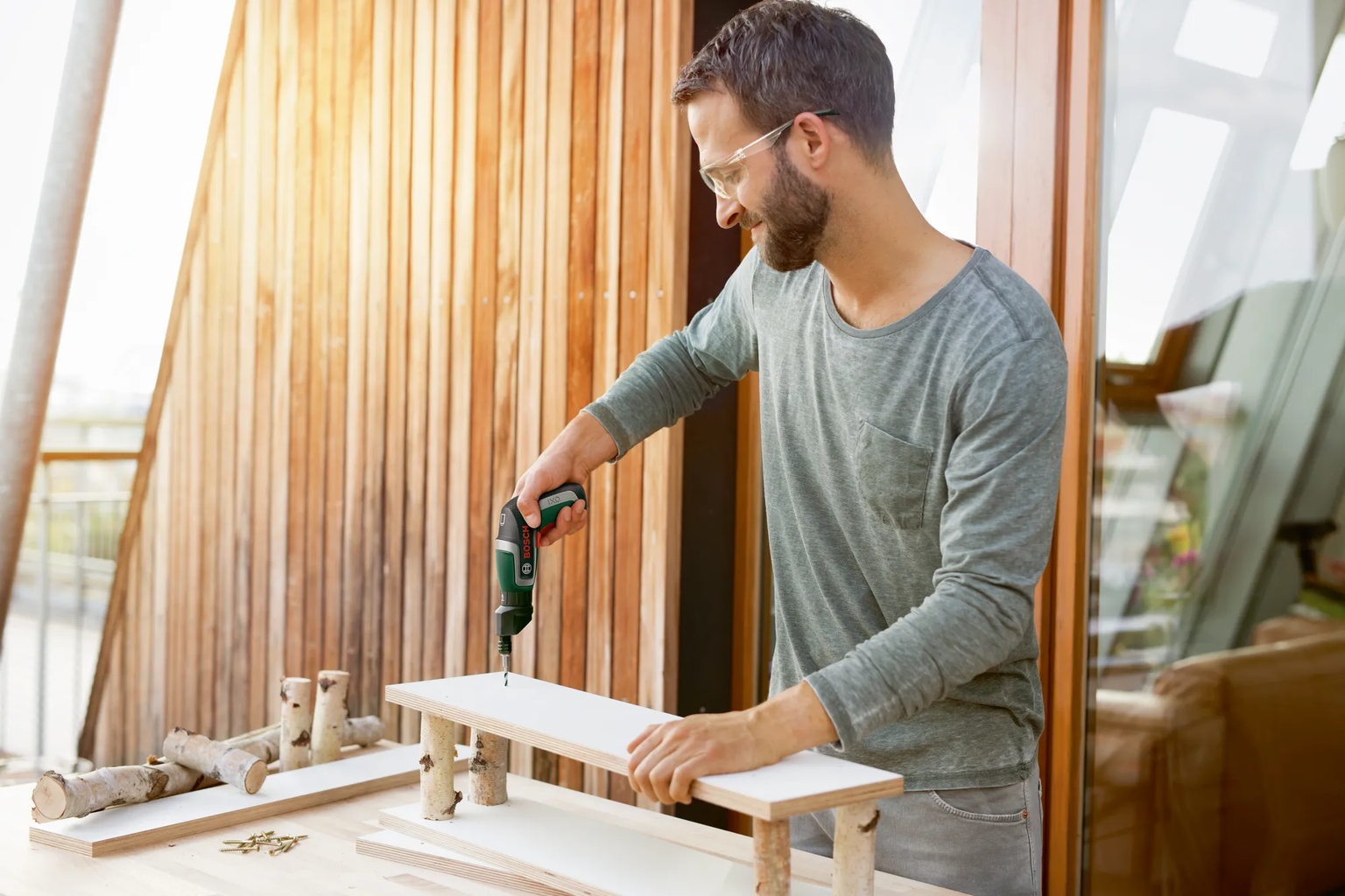 Bosch Home & Garden  IXO 7 Akkuschrauber, Set    Kabelloser, multifunktionaler Helfer für Heimwerker & Bastler
