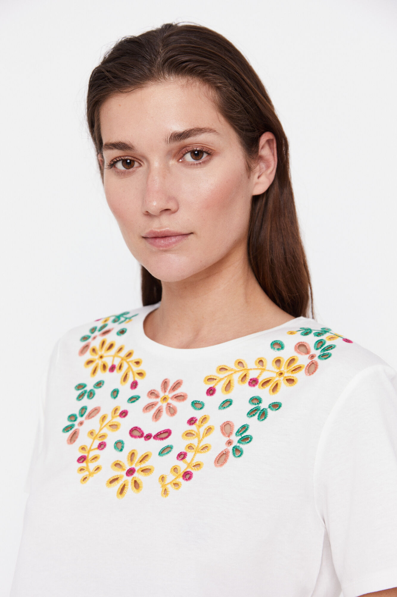 Camiseta com bordado floral - Estampa branca