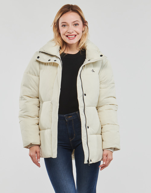 Calvin Klein Jeans - LOGO BELT WAISTED SHORT PUFFER - Ecru