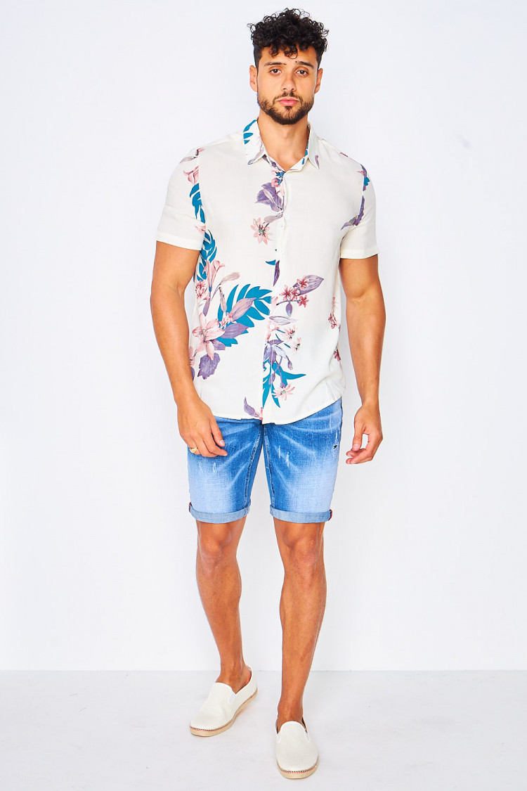 Short en jean bleu déchiré