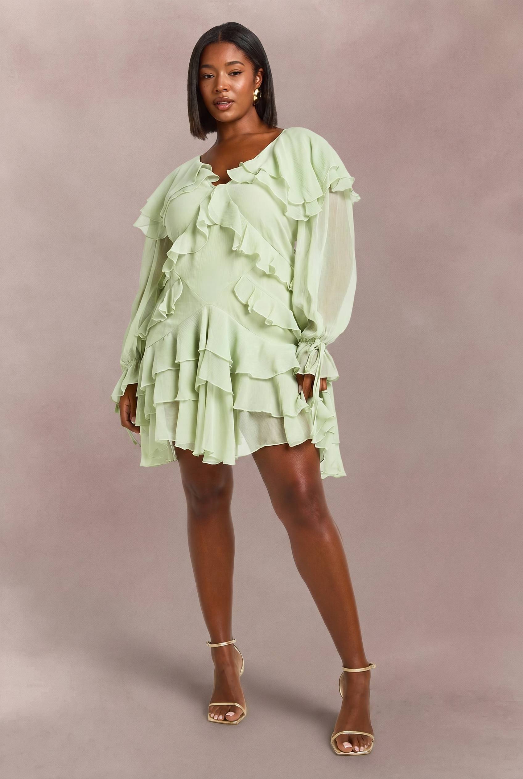 boohoo Robe Mini En Mousseline À Volants Grande Taille