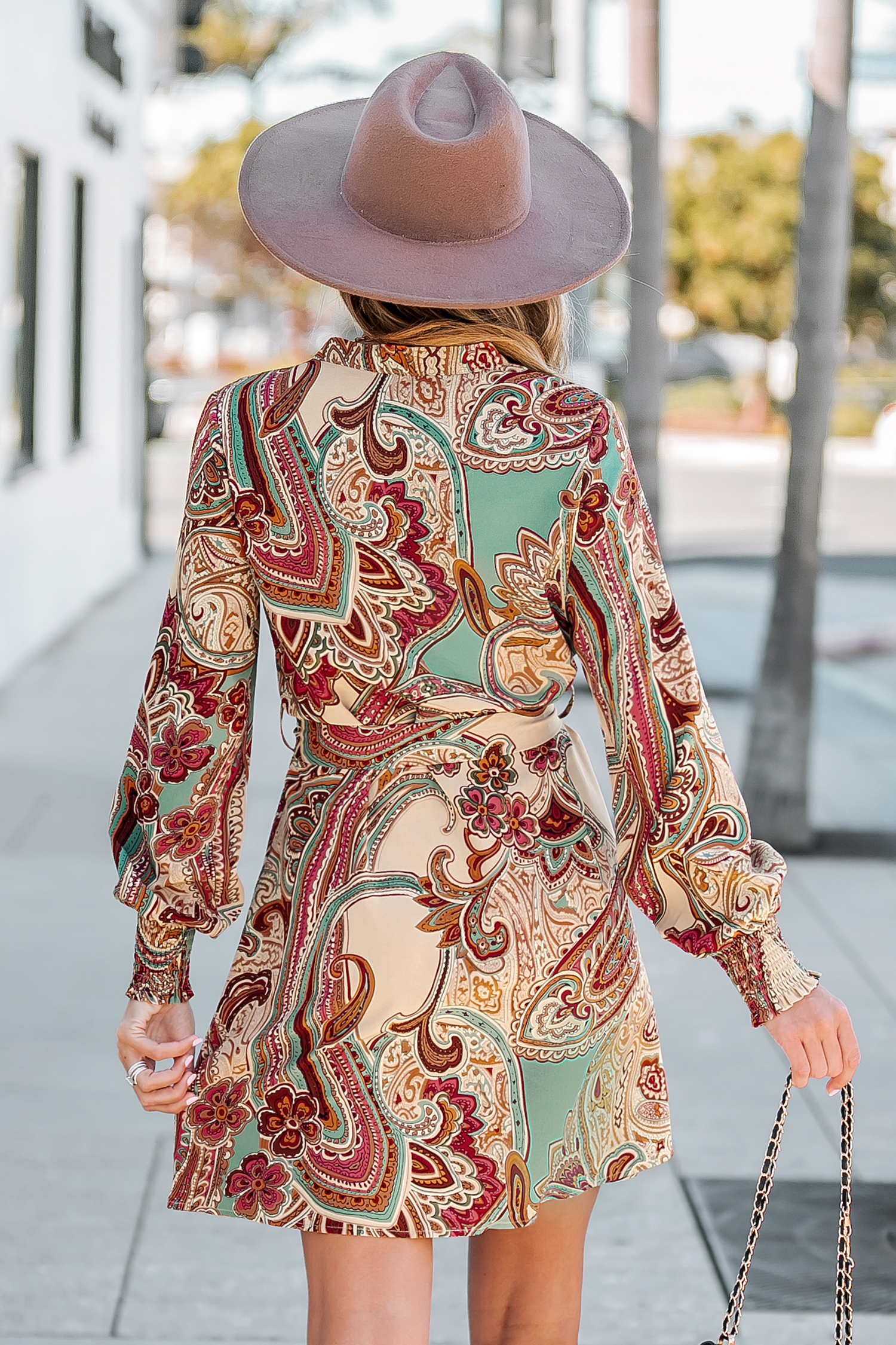 Robe à col en V et smocks avec ceinture