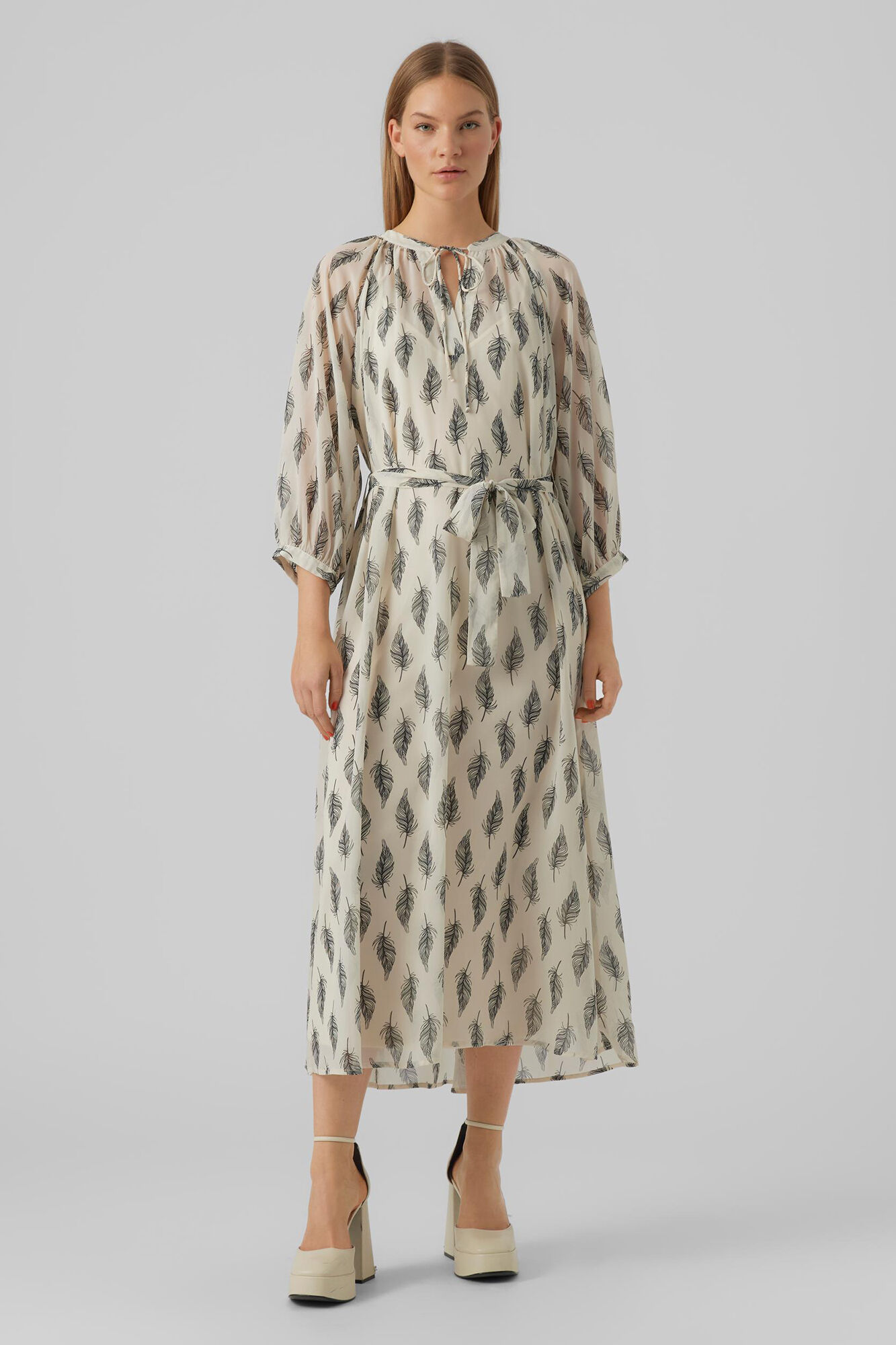 Vestido cinza com mangas 2/4 e decote em V