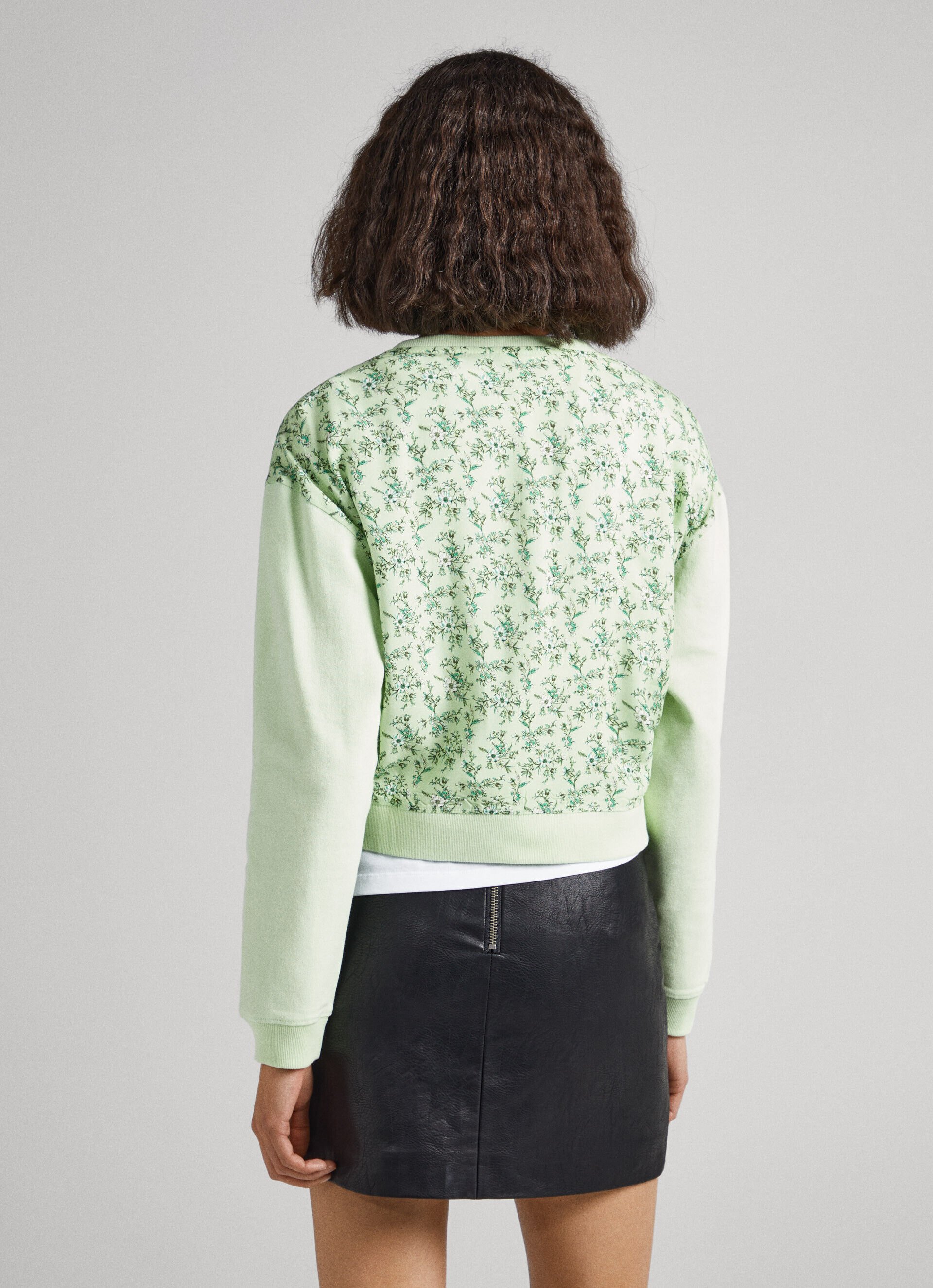 MOLETOM COM ESTAMPA FLORAL - verde claro