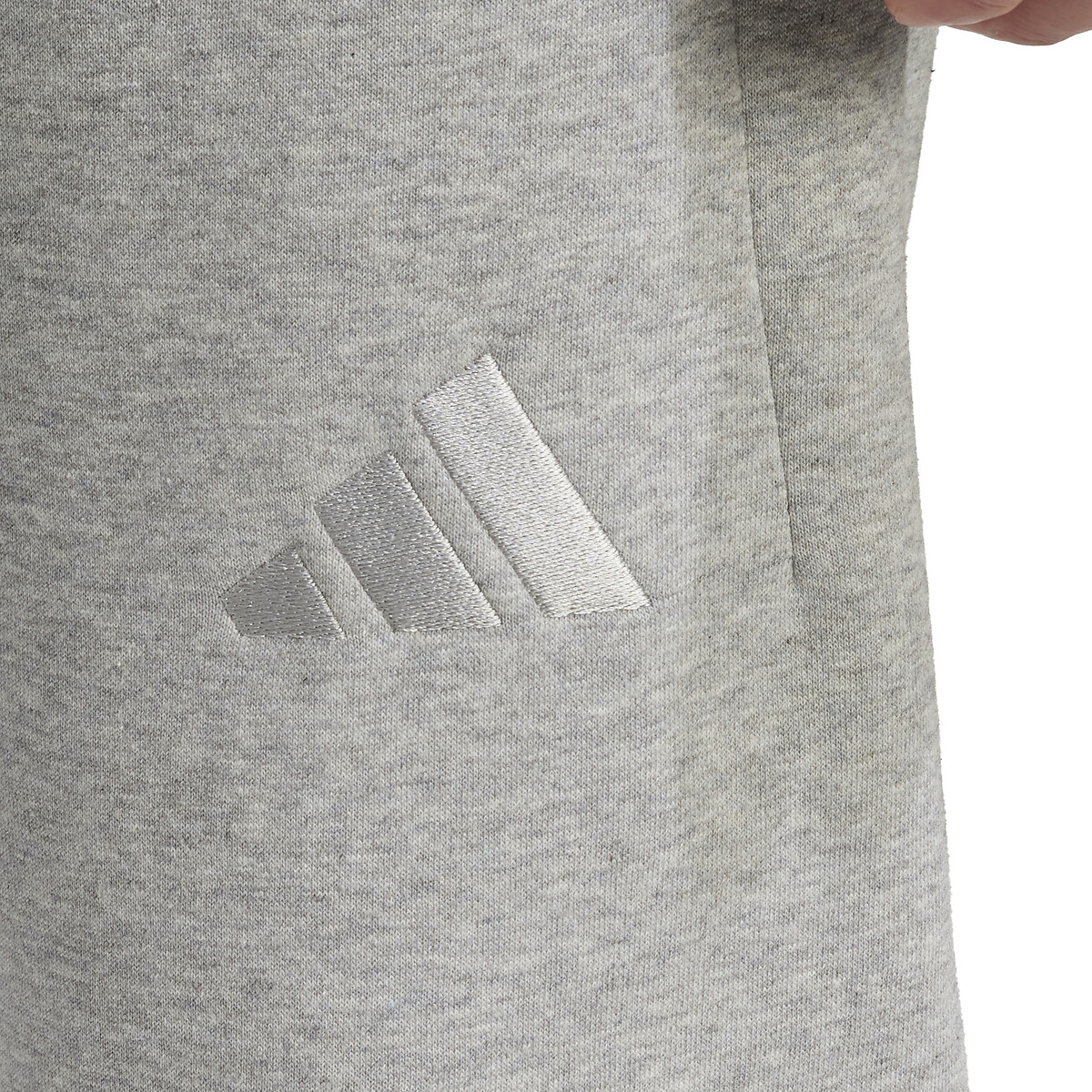 Calças esportivas Adidas com pequeno logotipo tom sobre tom