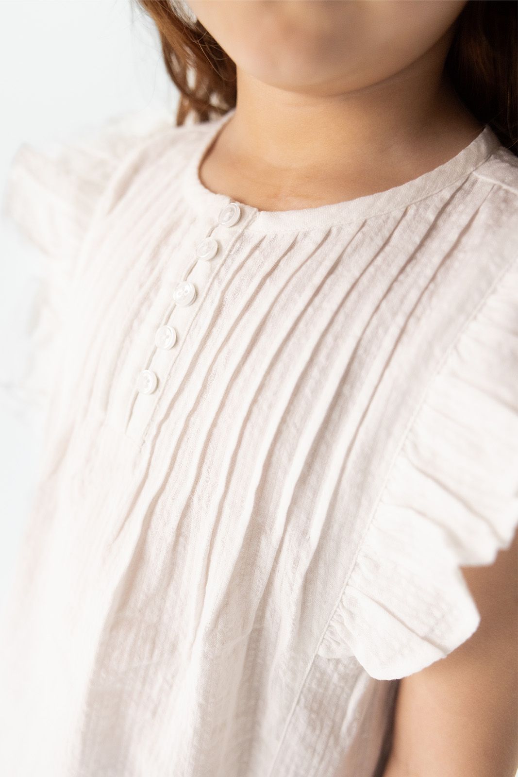 Witte mouwloze blouse met ruffle details