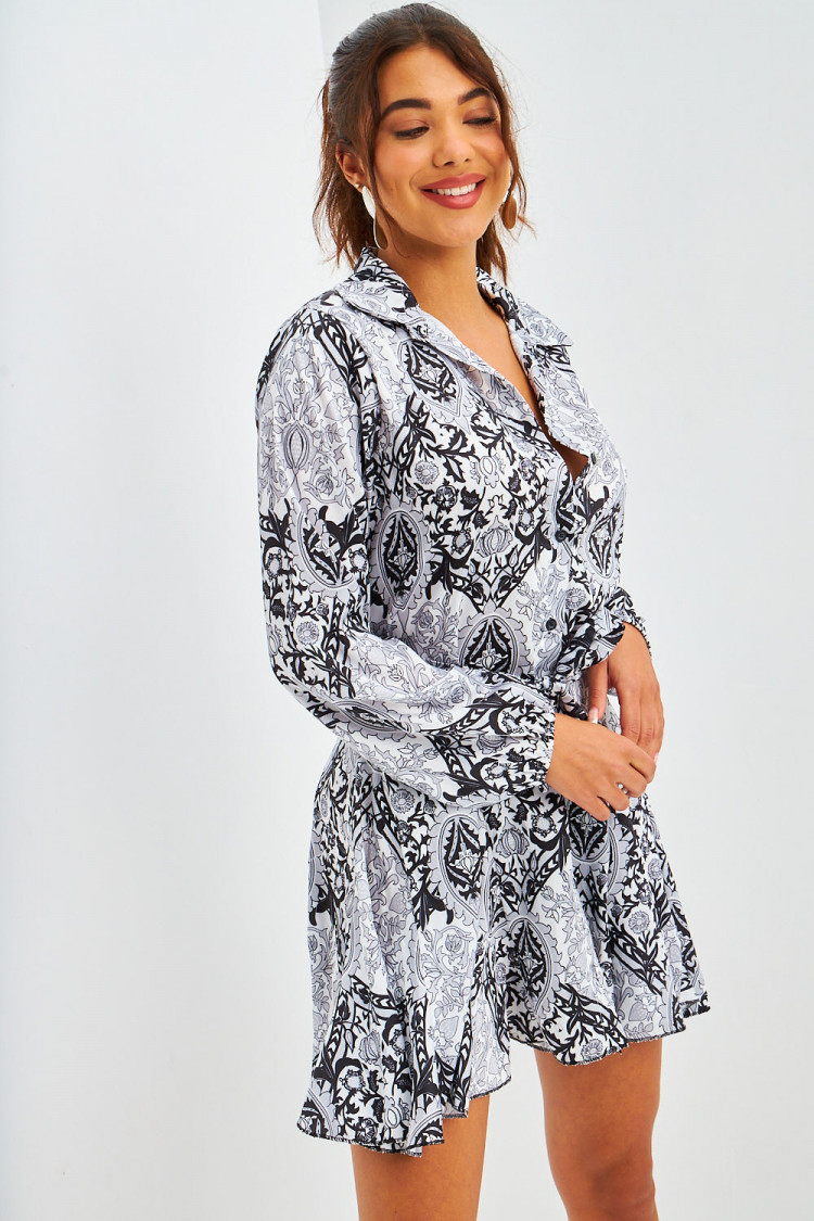 Robe chemise courte satinée noire à motif baroque