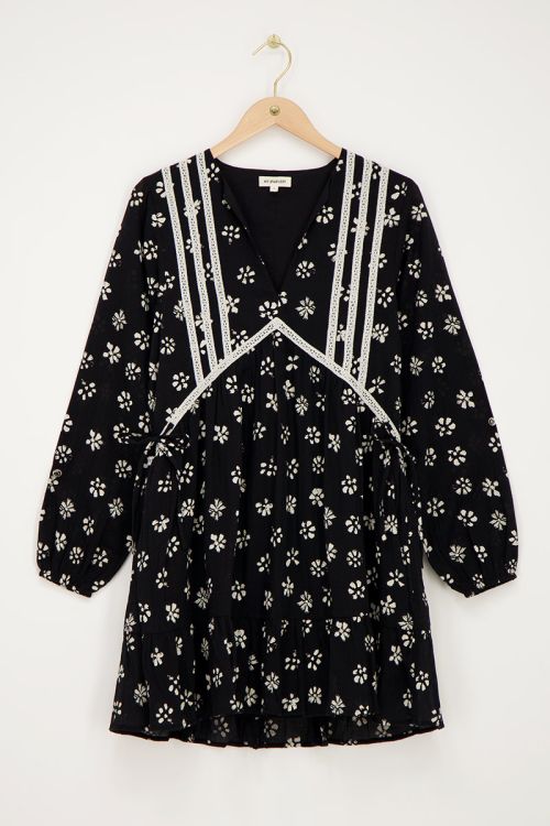 Zwarte jurk met witte bloemenprint en tapes