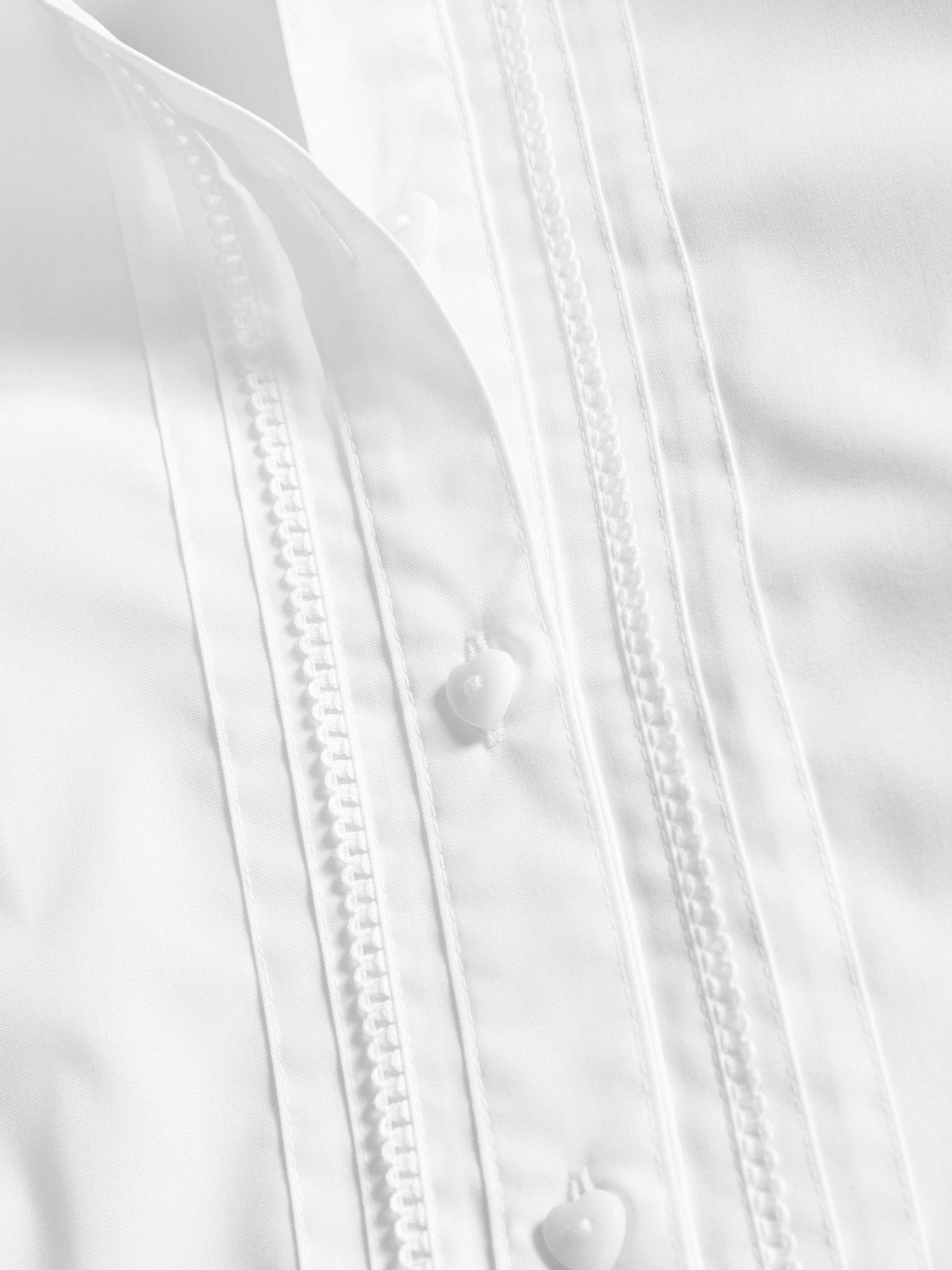 Wit - Schoolblouse met lange mouwen en kantafwerking (3-14 jr)