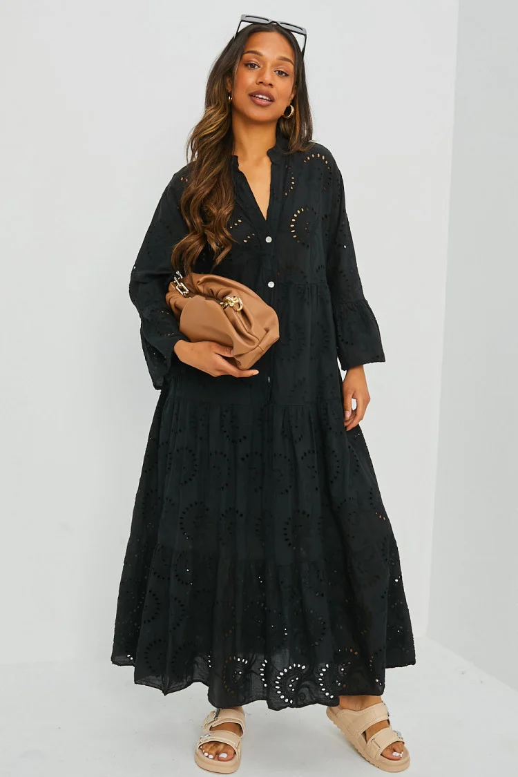 Robe noire évasée à détails crochets