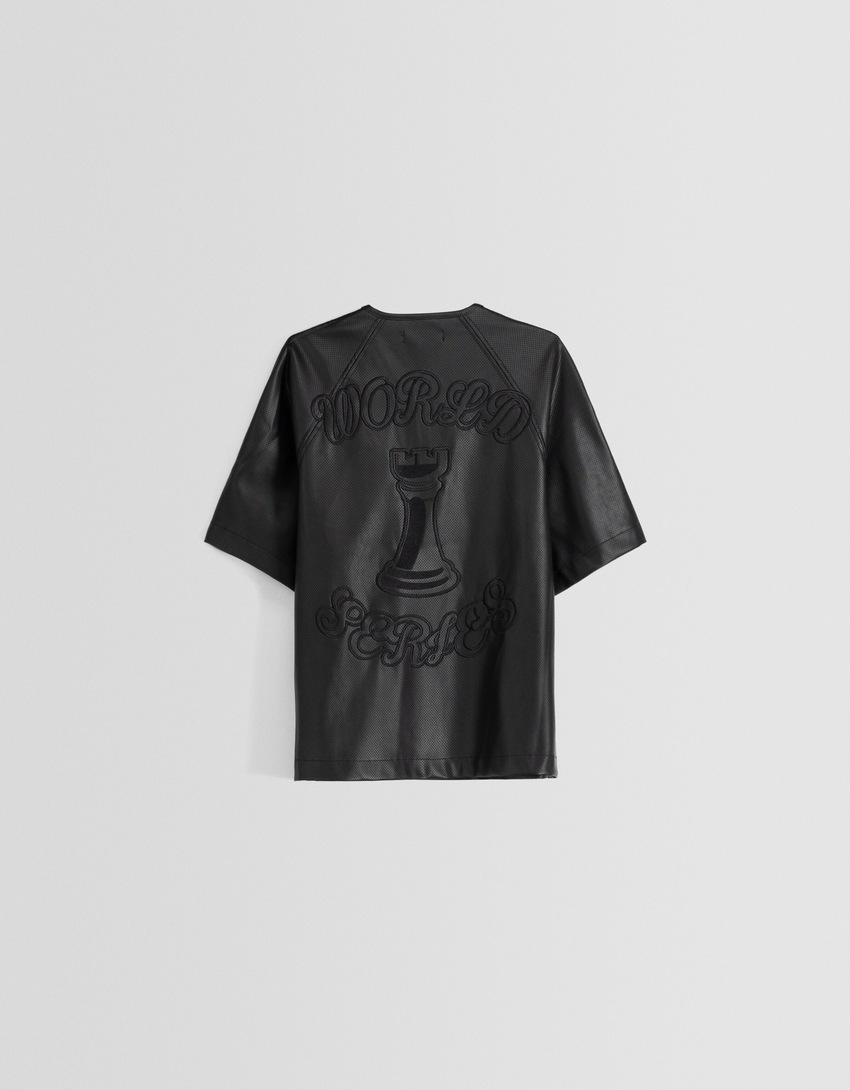 Camisa de manga curta com efeito de couro e bordado vazado.