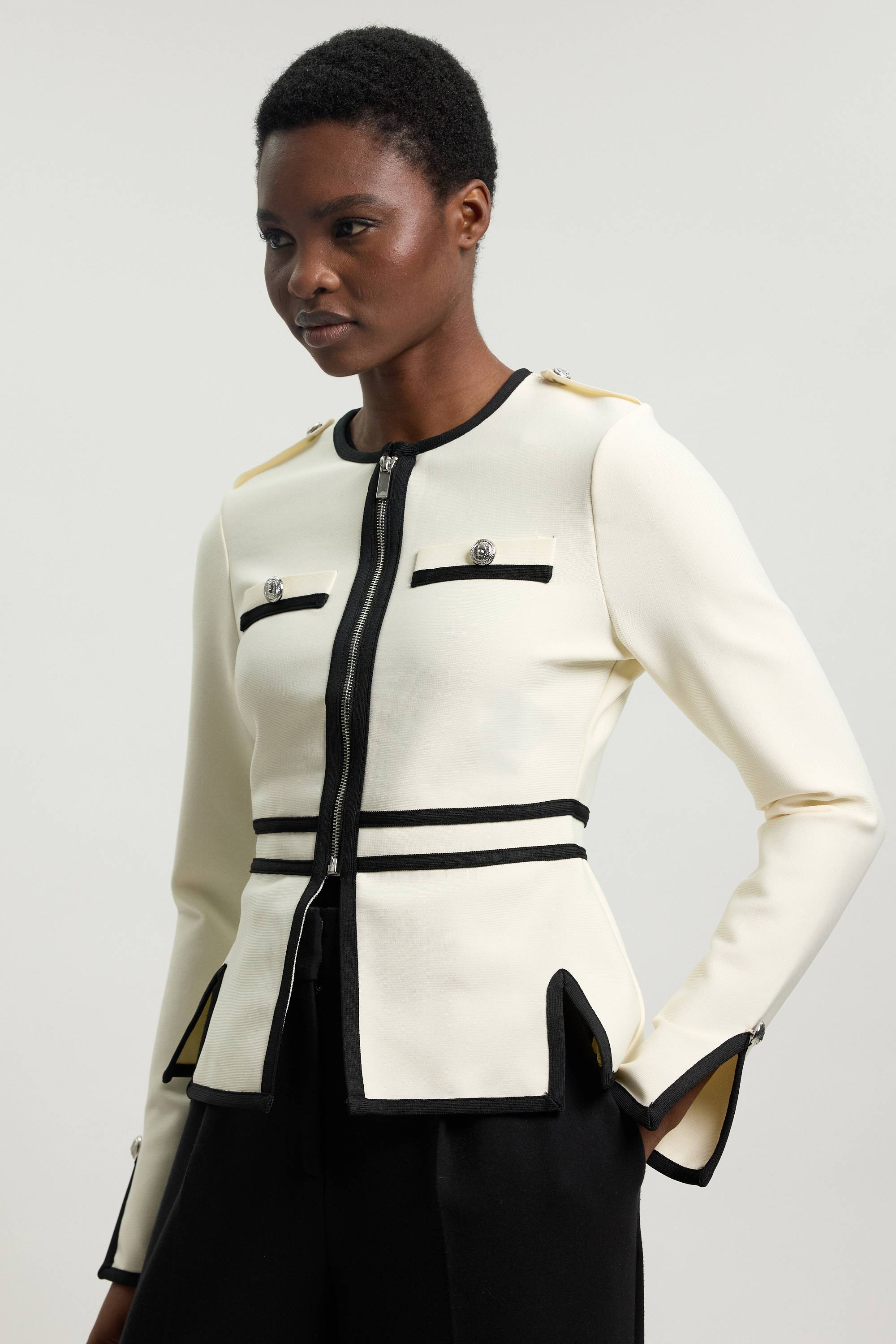 KarenMillen Veste Tricot Petite Taille Ajustée Bandage Style Militaire avec Passepoil Contrastant et Ourlet Fendu
