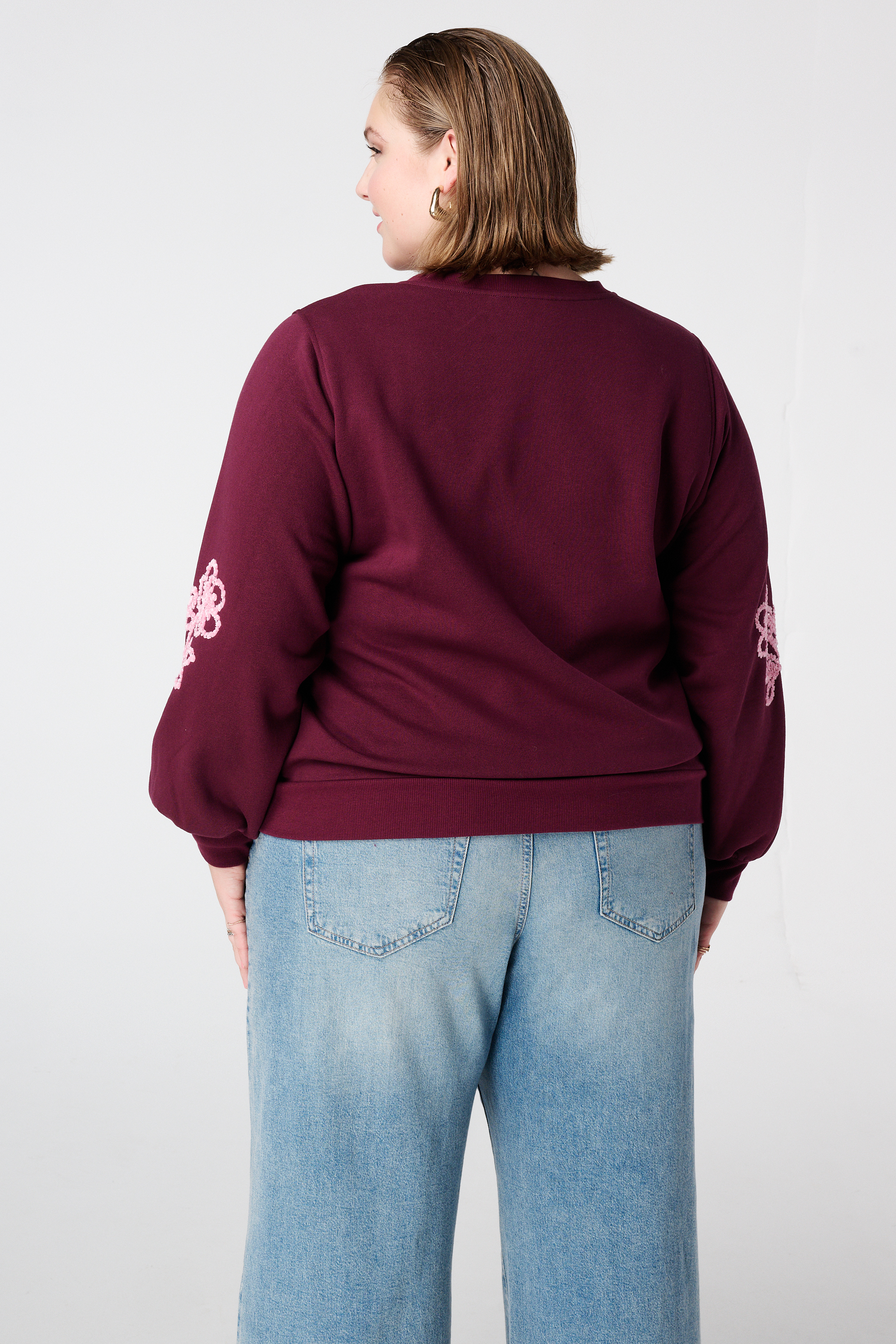 Trui met zachte embroidery op de mouwen Bordeaux
