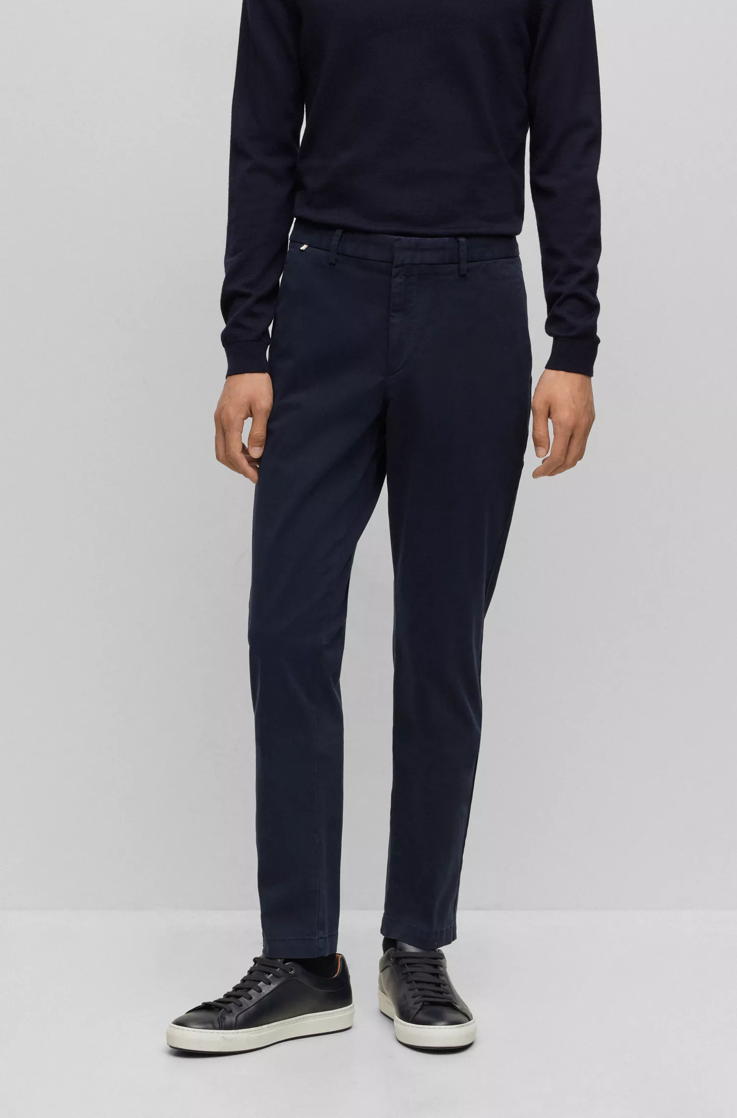 Calça chino BOSS preta, corte slim, em gabardine de algodão elástico.