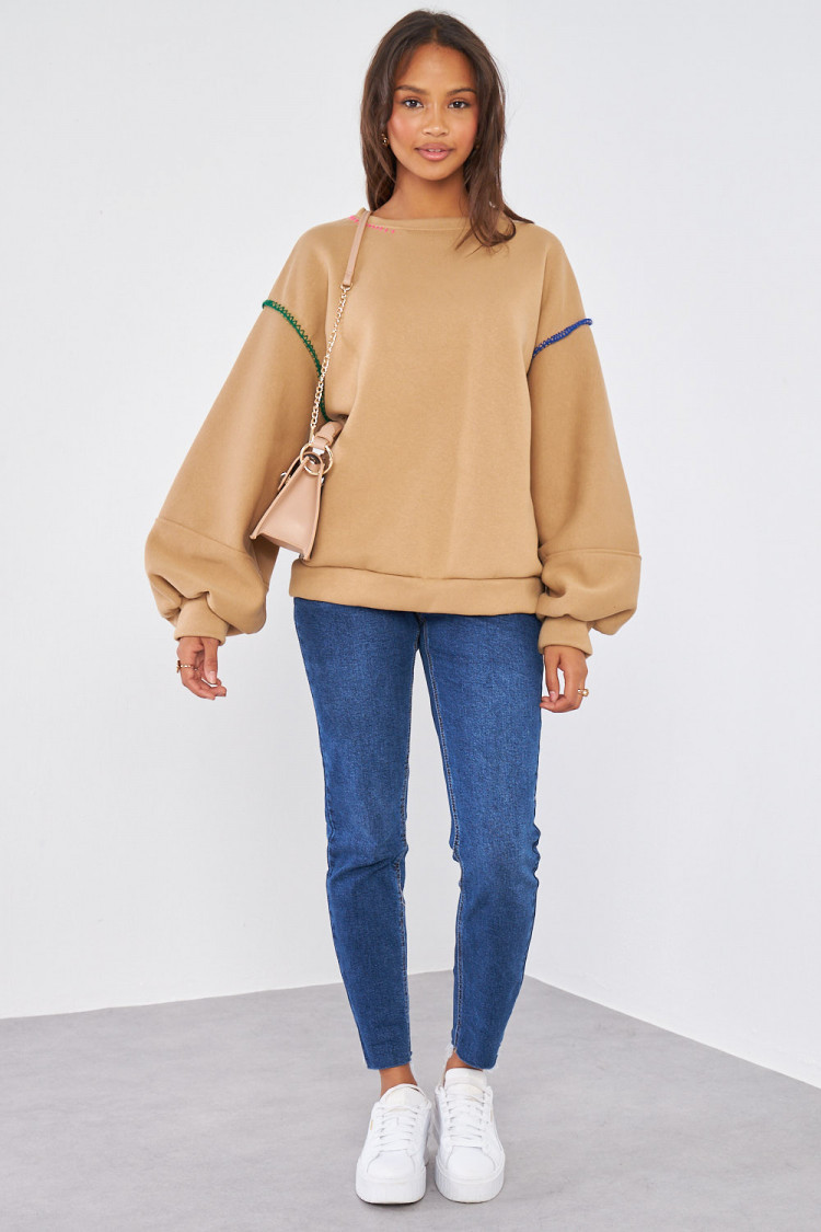 Pull beige foncé à empiècement couture colorés