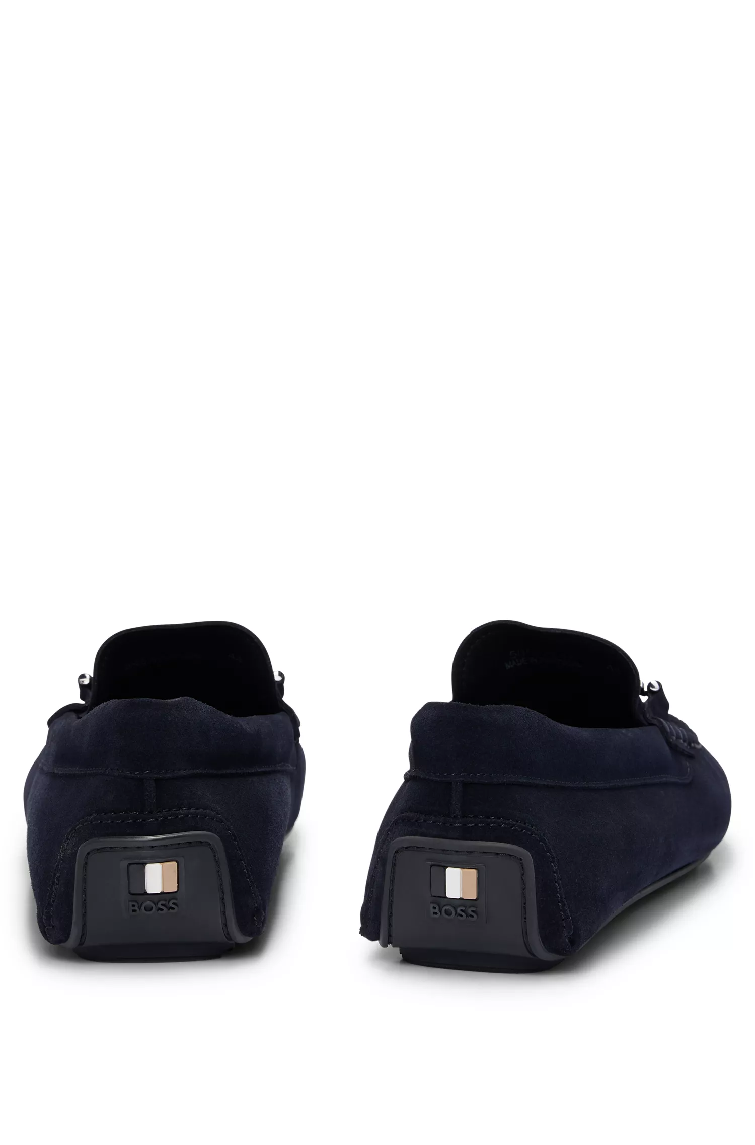 Mocassins BOSS em camurça preta com detalhes da marca e forro completo.