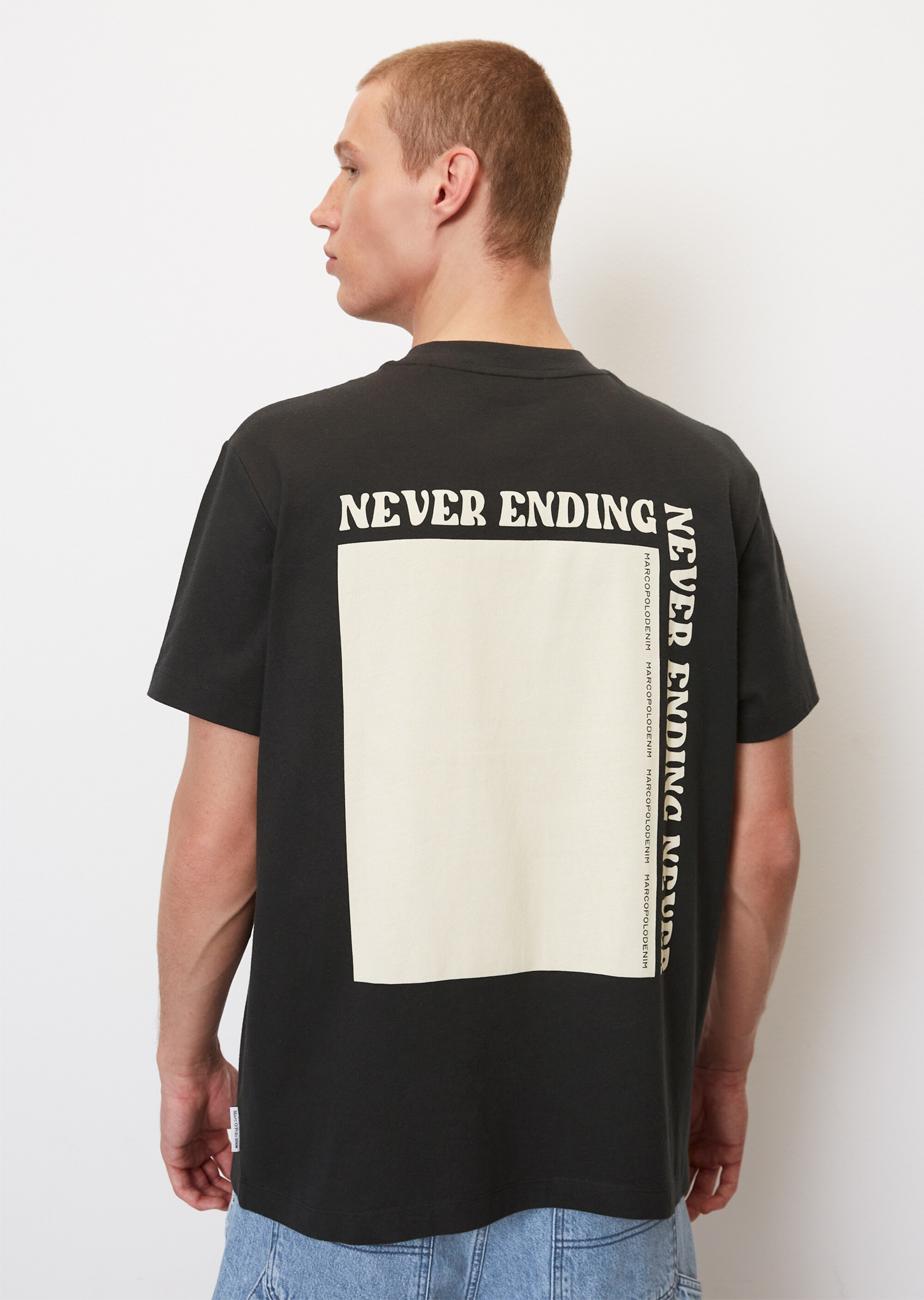 T-Shirt relaxed je nach Farbe mit markantem Rückenprint
