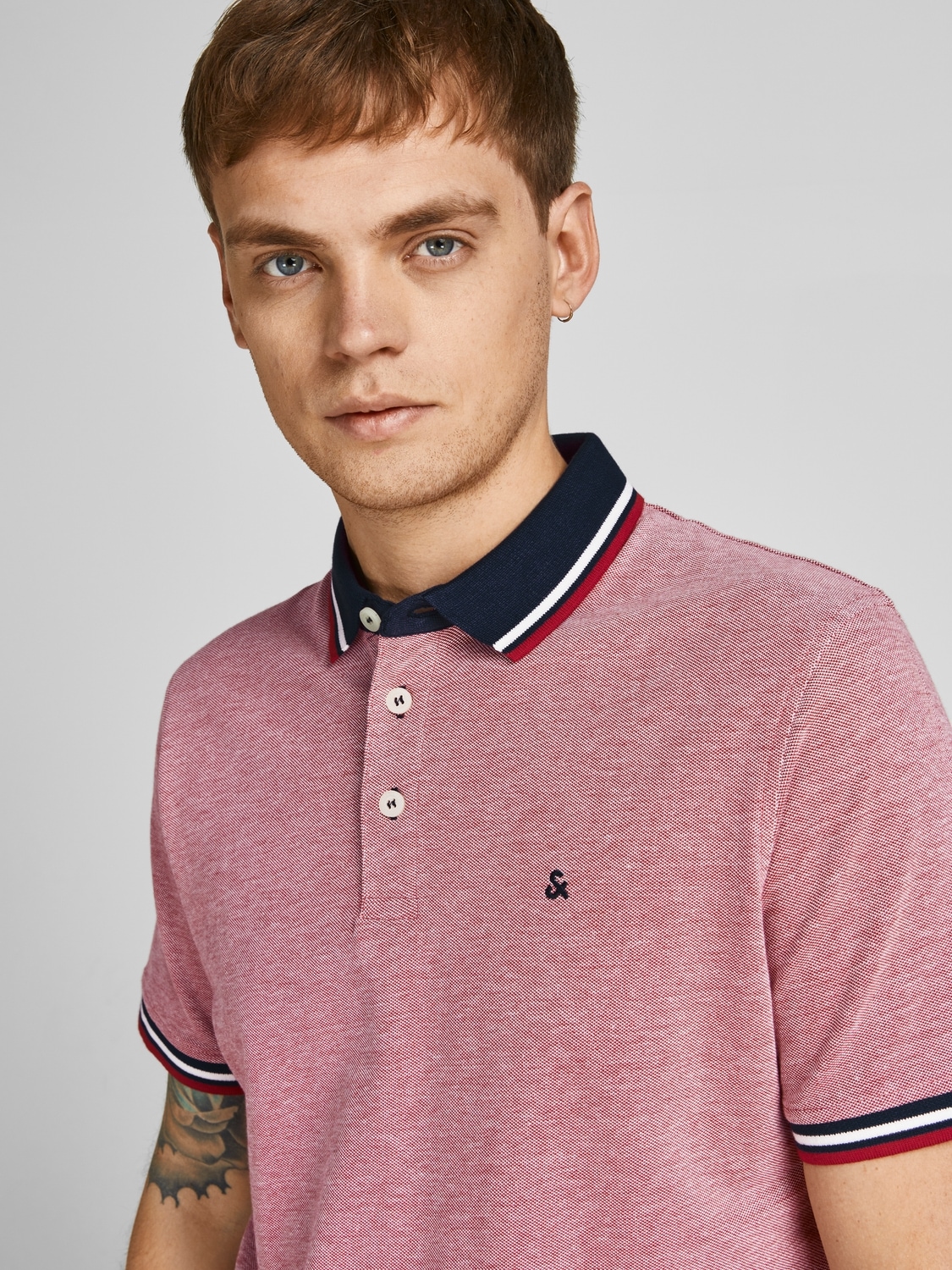 Jack & Jones Poloshirt »JJEPAULOS im Doppelpack mit Logostickerei und Komfort«, 2 Stk. unifarben mit Farbeinsatz, modisch, schmal, Baumwolle, Polokragen