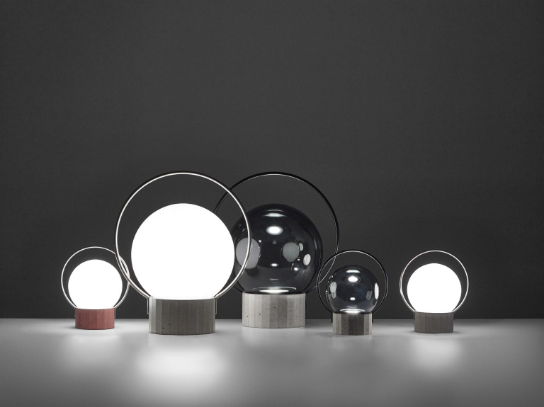 Brokis Sfera tafellamp LED oplaadbaar small rookgrijs zwart naturel