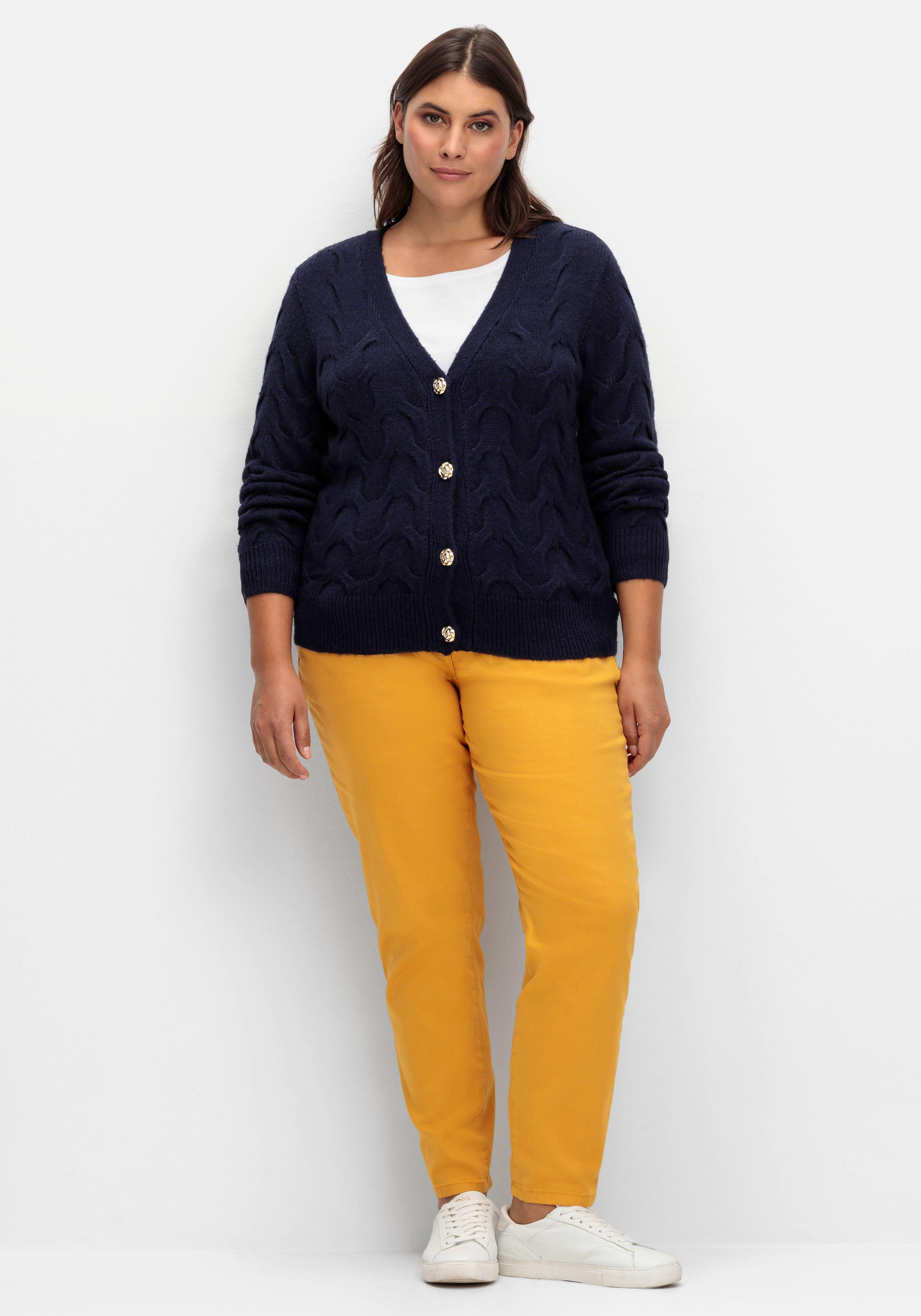 Kurze Strickjacke im Zopfmuster, mit Schmuckknöpfen