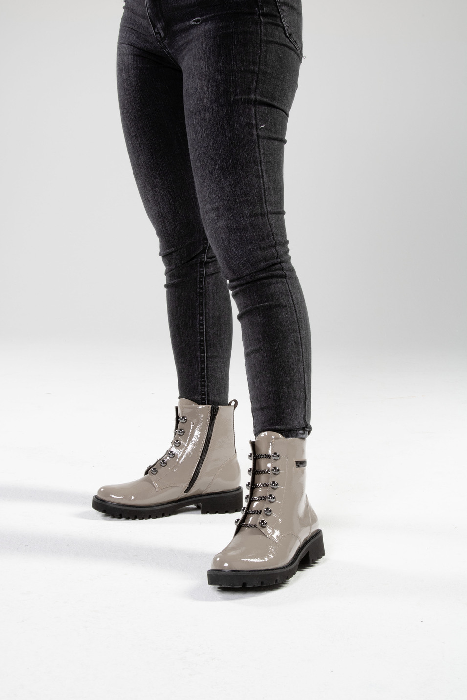 Remonte Stiefelette mit trendigen Zierketten in Schnür-Optik