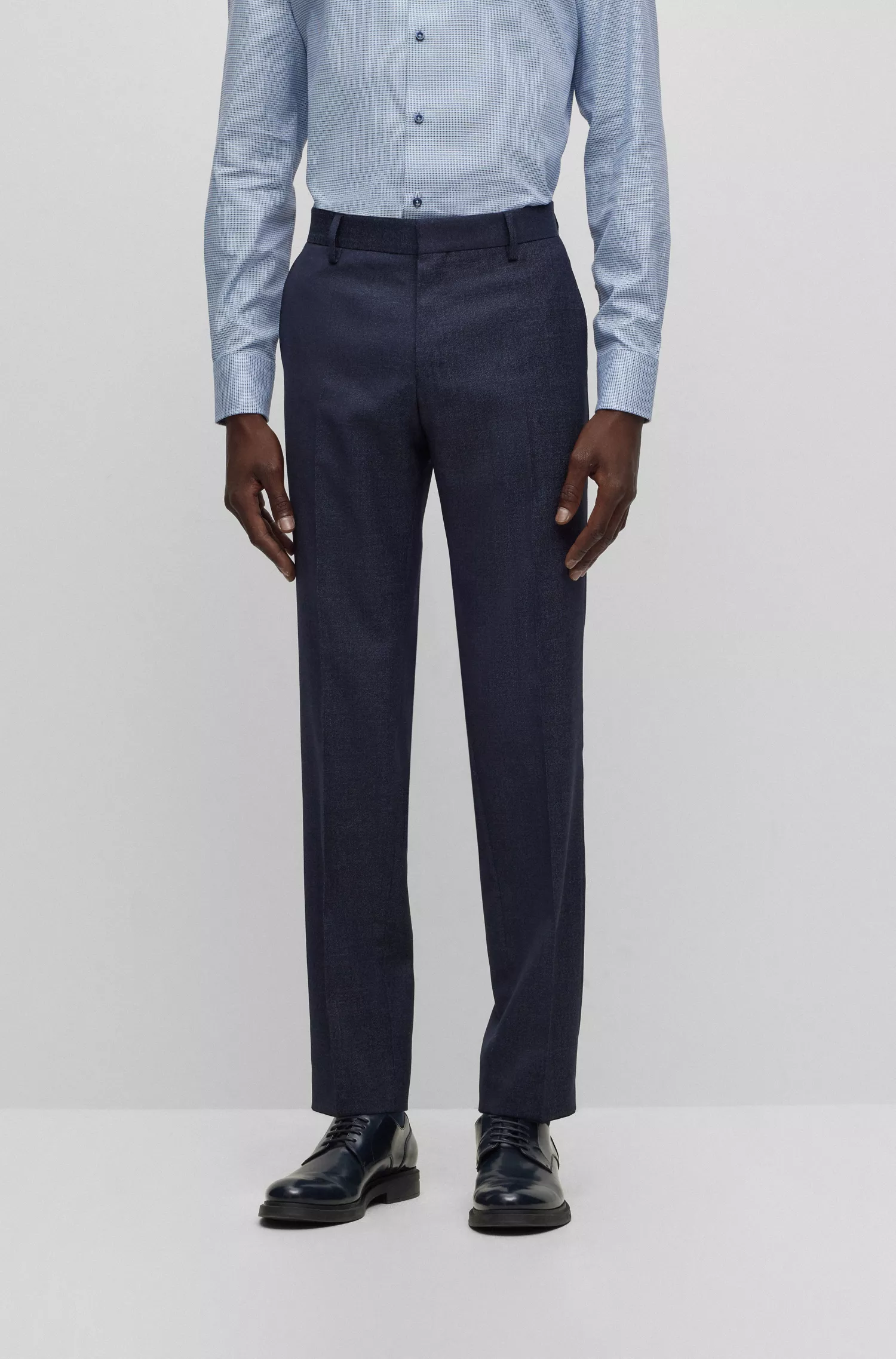 Terno BOSS preto slim fit em lã virgem com forro exclusivo.