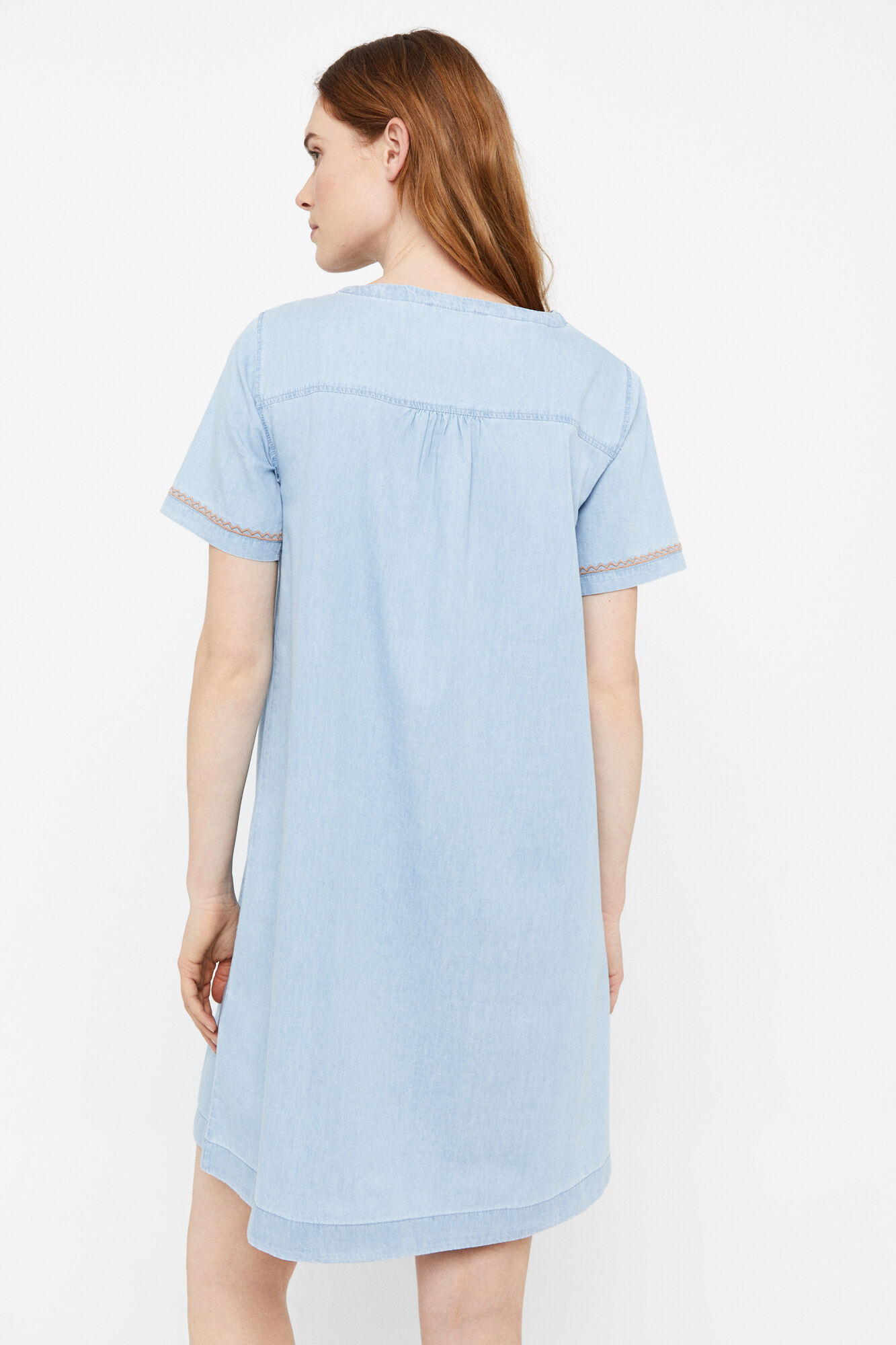 Vestido jeans bordado com mangas curtas. - Azul