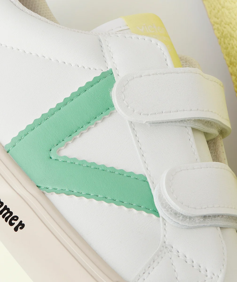 VICTORIABASKETS BLANCHES AVEC LOGO VERT ET DÉTAIL COLORÉ