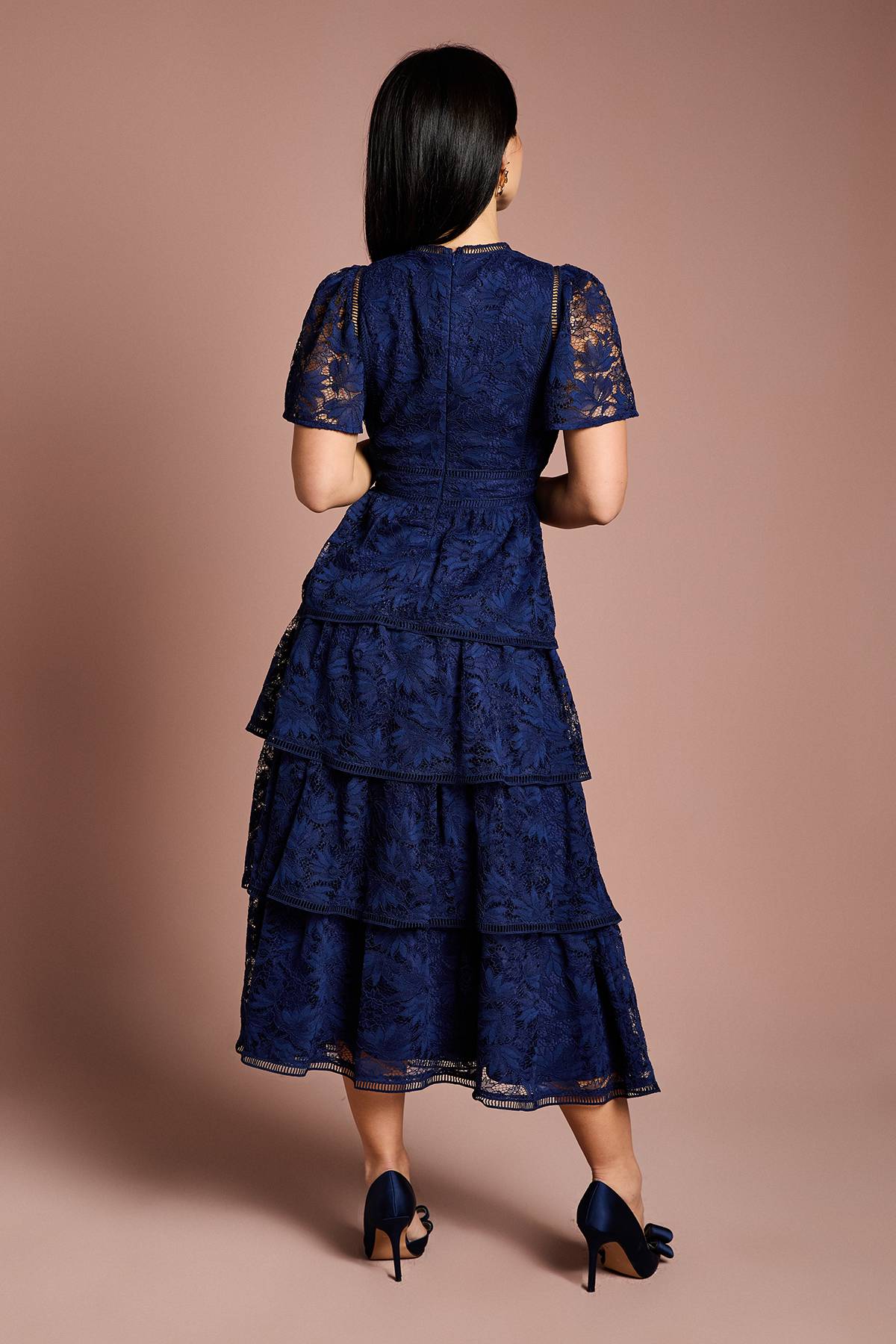 Coast Robe en Dentelle à Volants Petite avec Manches Papillon et Finitions