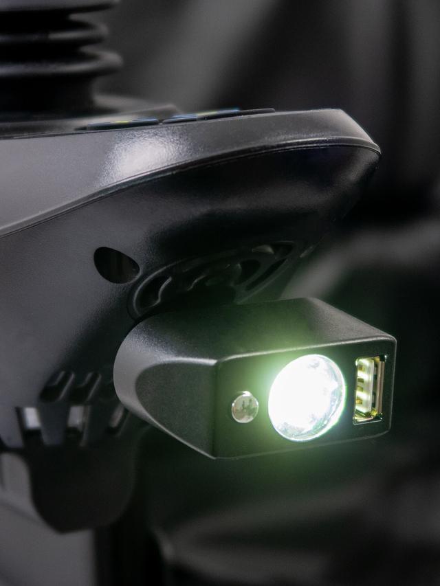 Robuster Elektrorollstuhl mit 20 km Reichweite und flexiblen Antriebsmodi