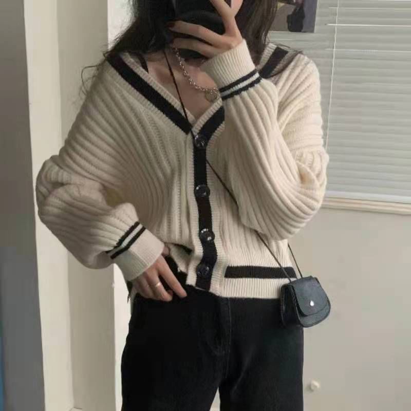 HYAKU - V-hals vest met contrasterende bies en knoopjes