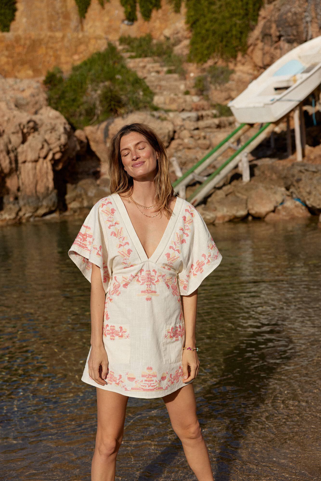 Marisa. Vestido corto bordado - Beige
