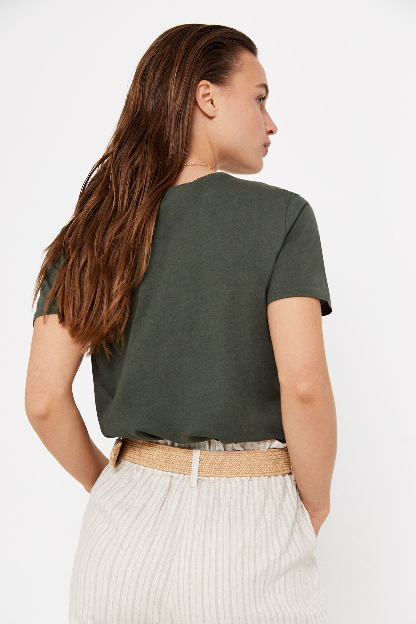 Camiseta com patch bordado - Cáqui