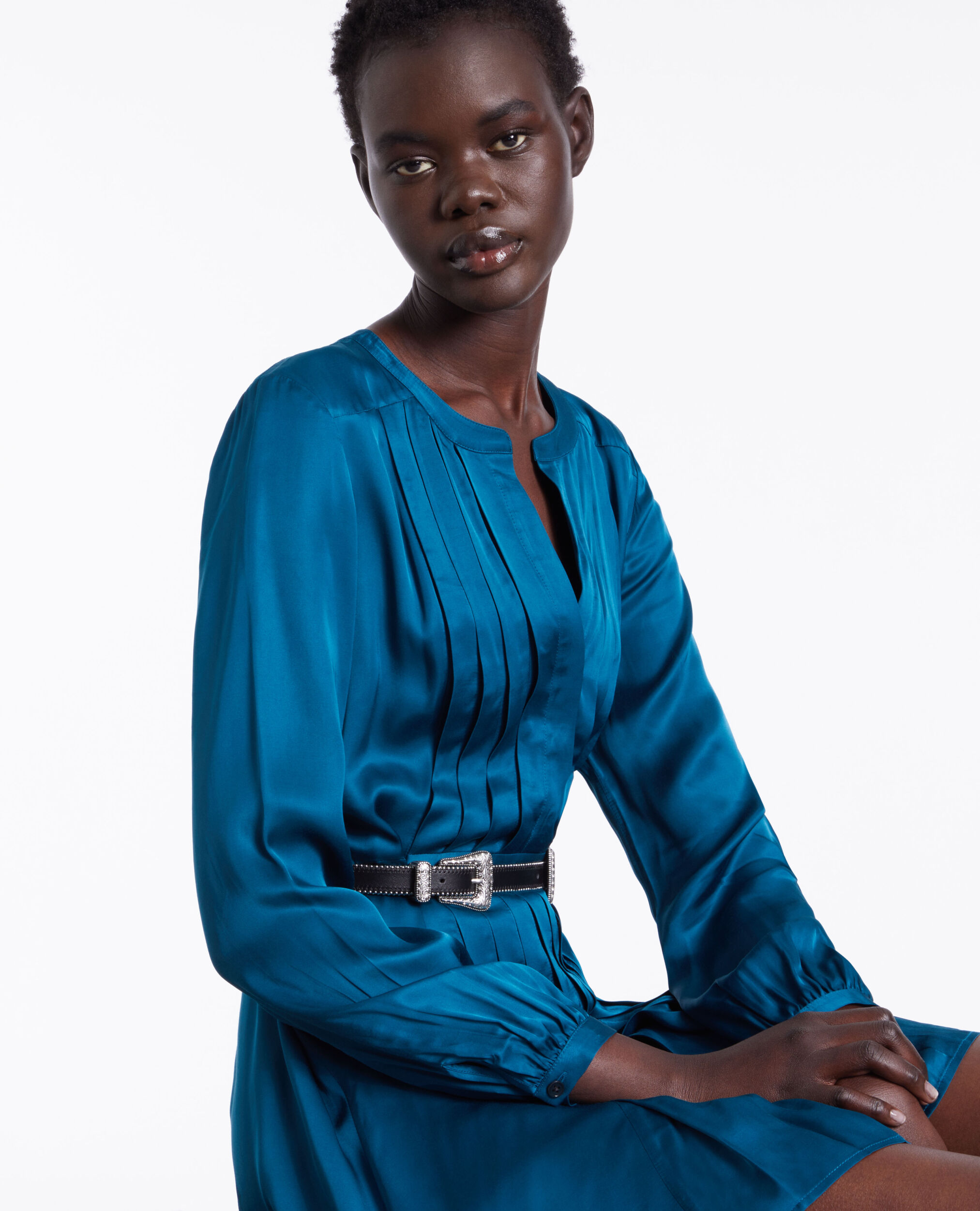Robe courte bleue avec plissage