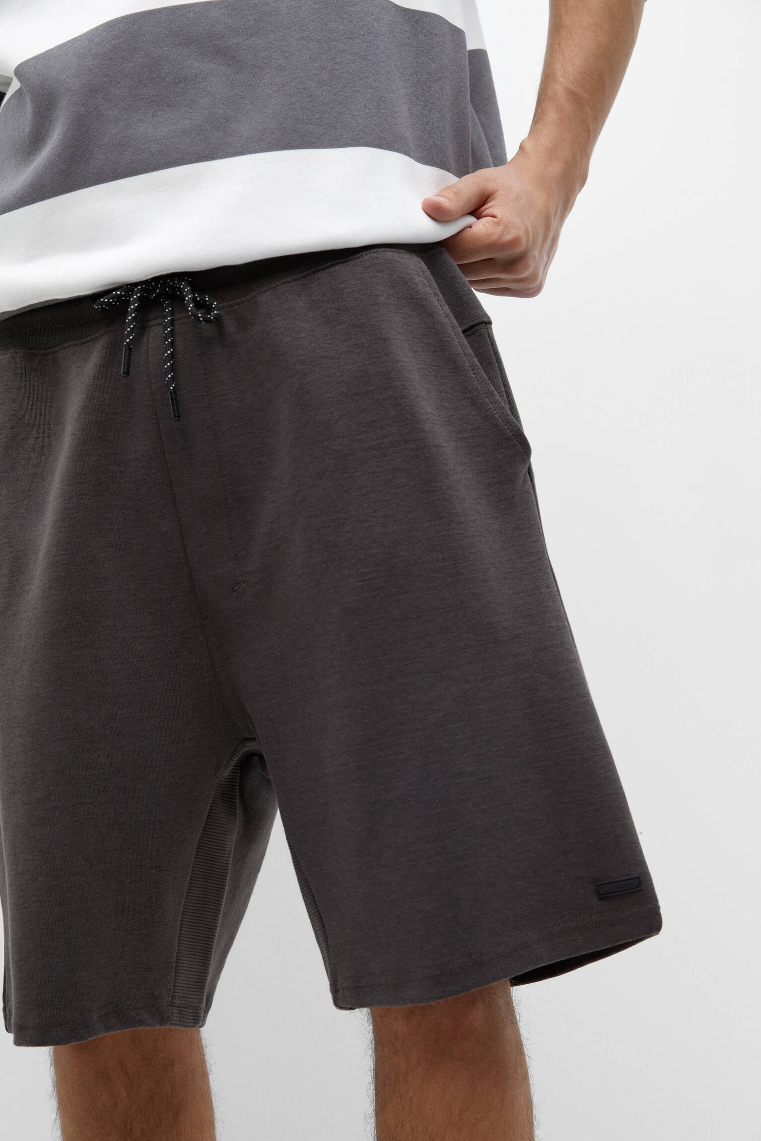 Bermuda Jogging com Cordão - Cinza